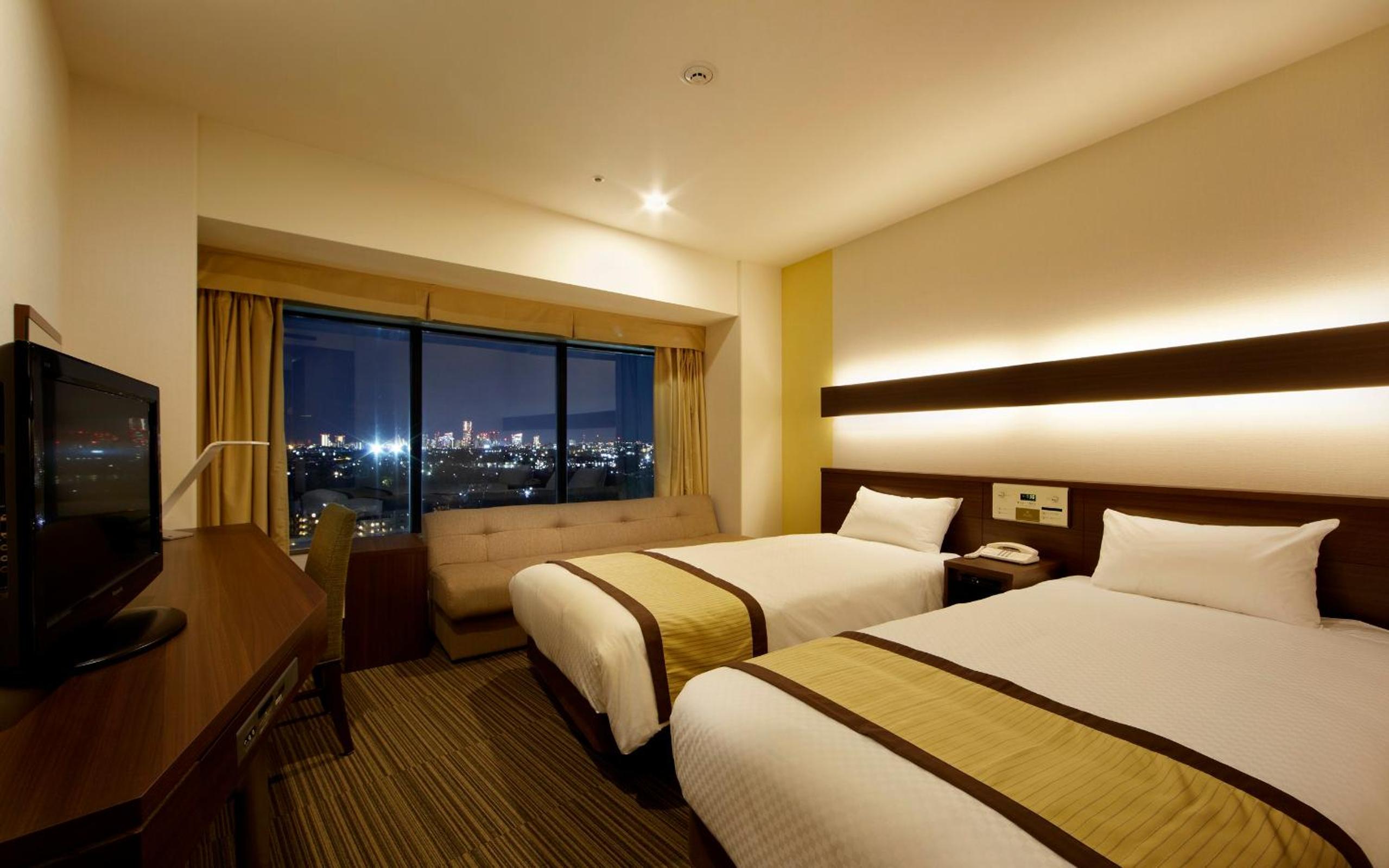 Standard Twin Room (8th - 15th Floor) - Smoking - Photo 3