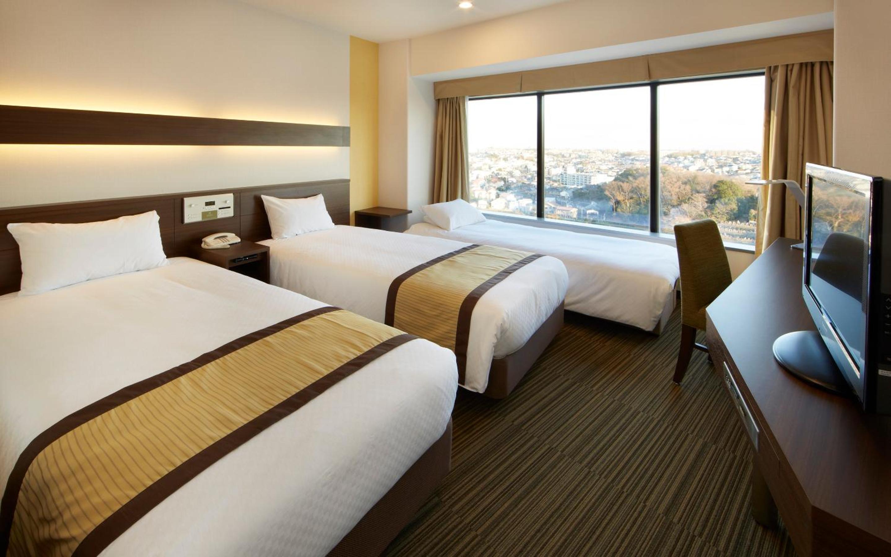 Standard Twin Room (8th - 15th Floor) - Smoking - Photo 2