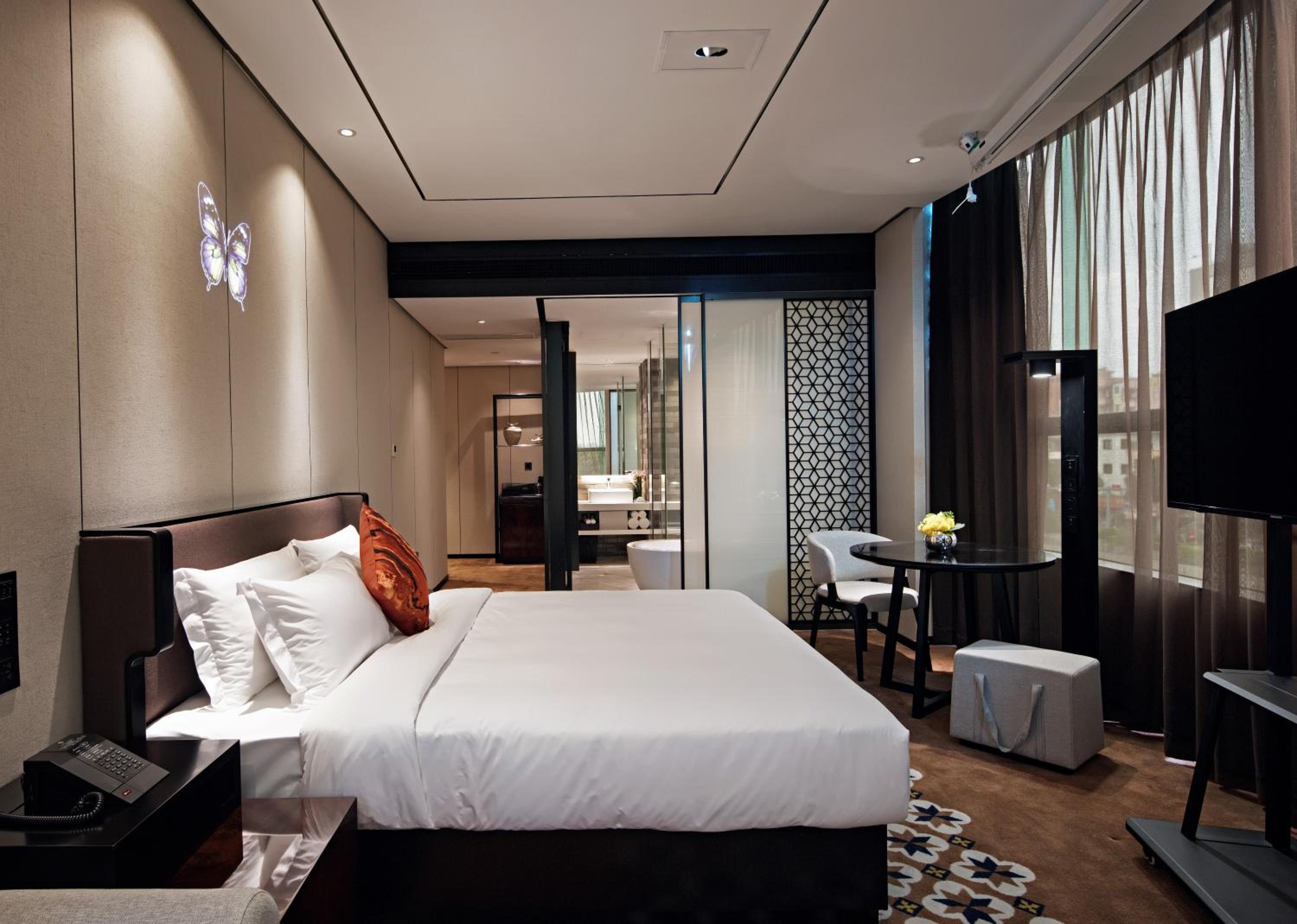 Premium King Room - Photo 13