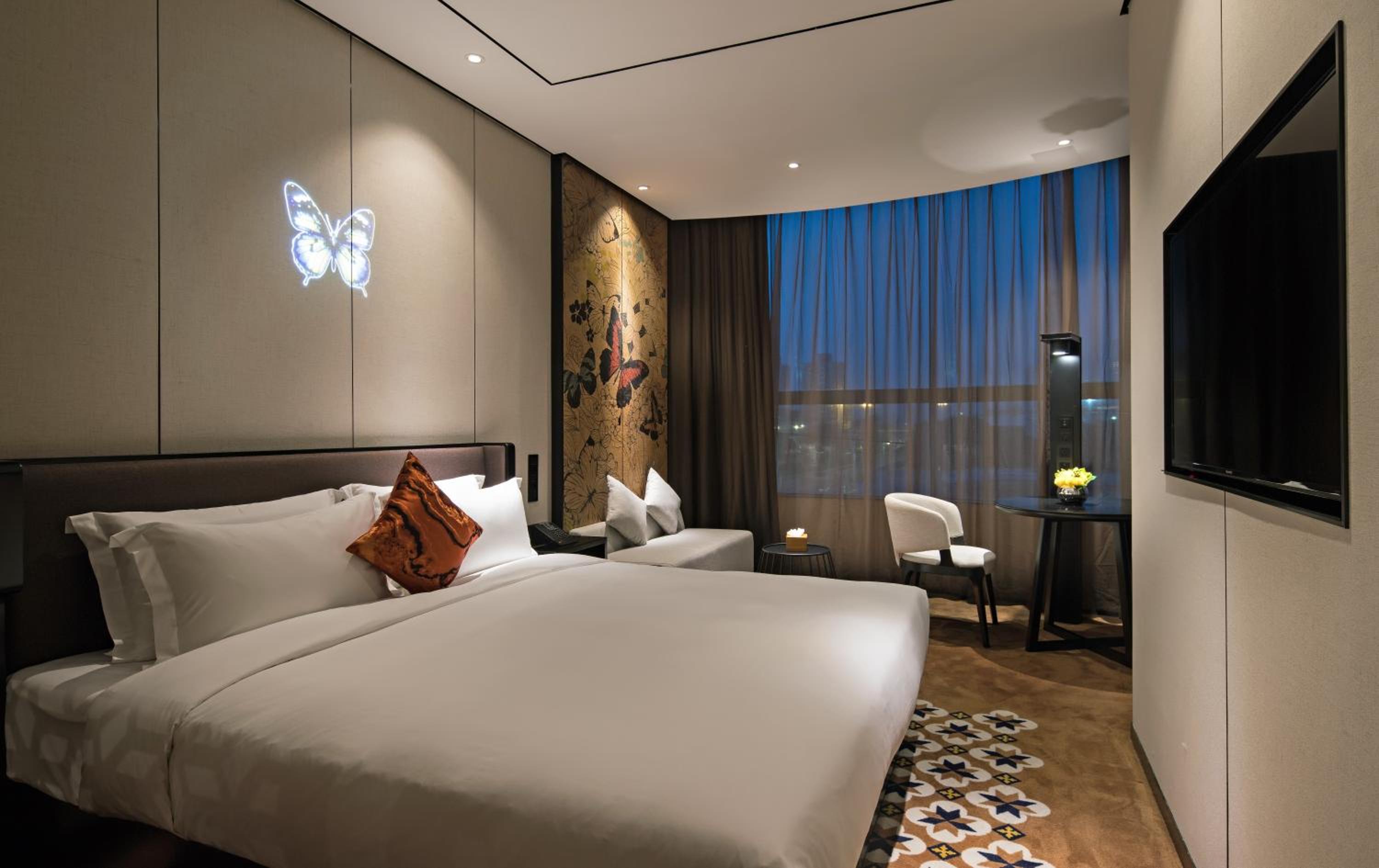 Premium King Room - Photo 14