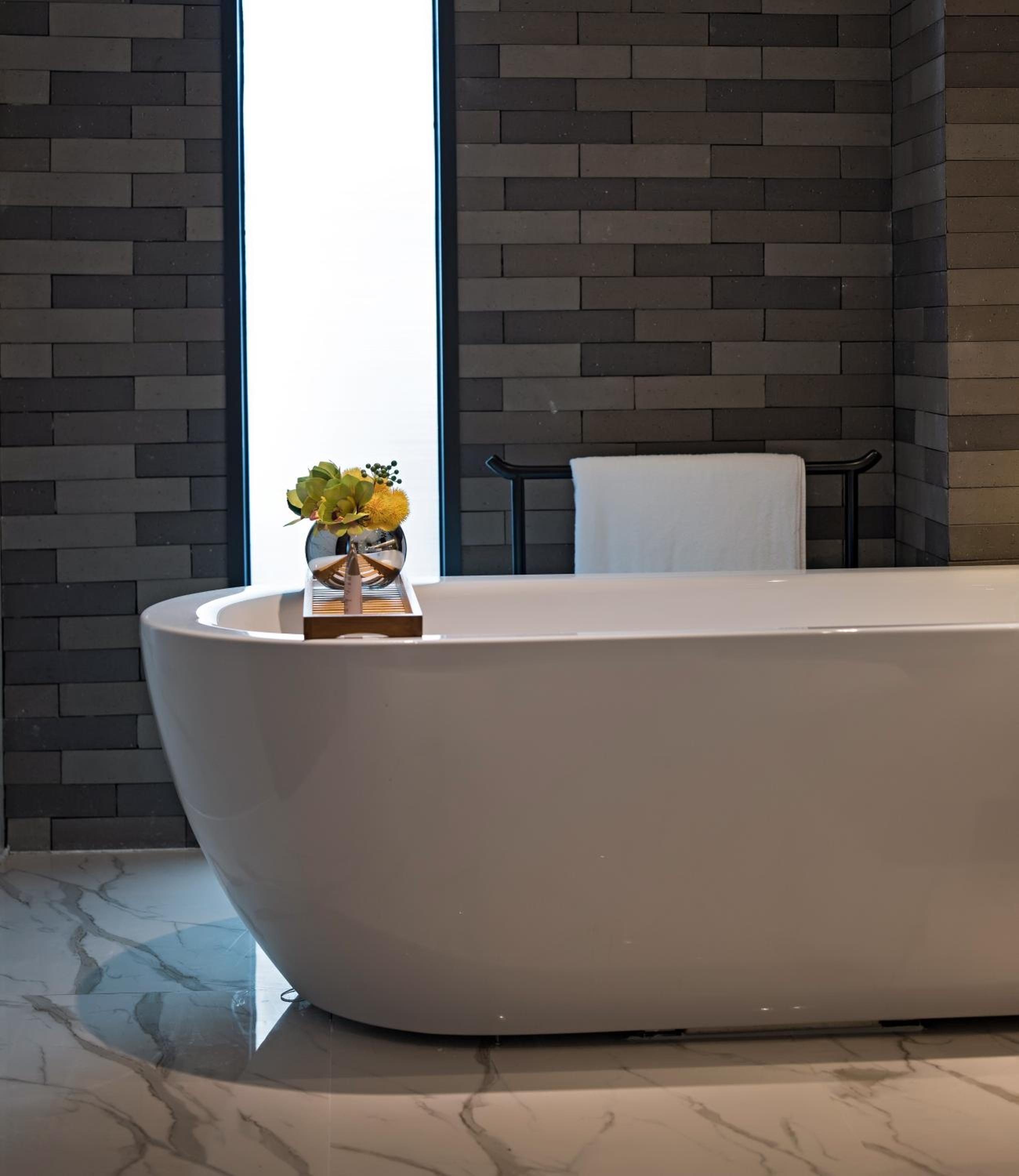 Premium King Room - Photo 12