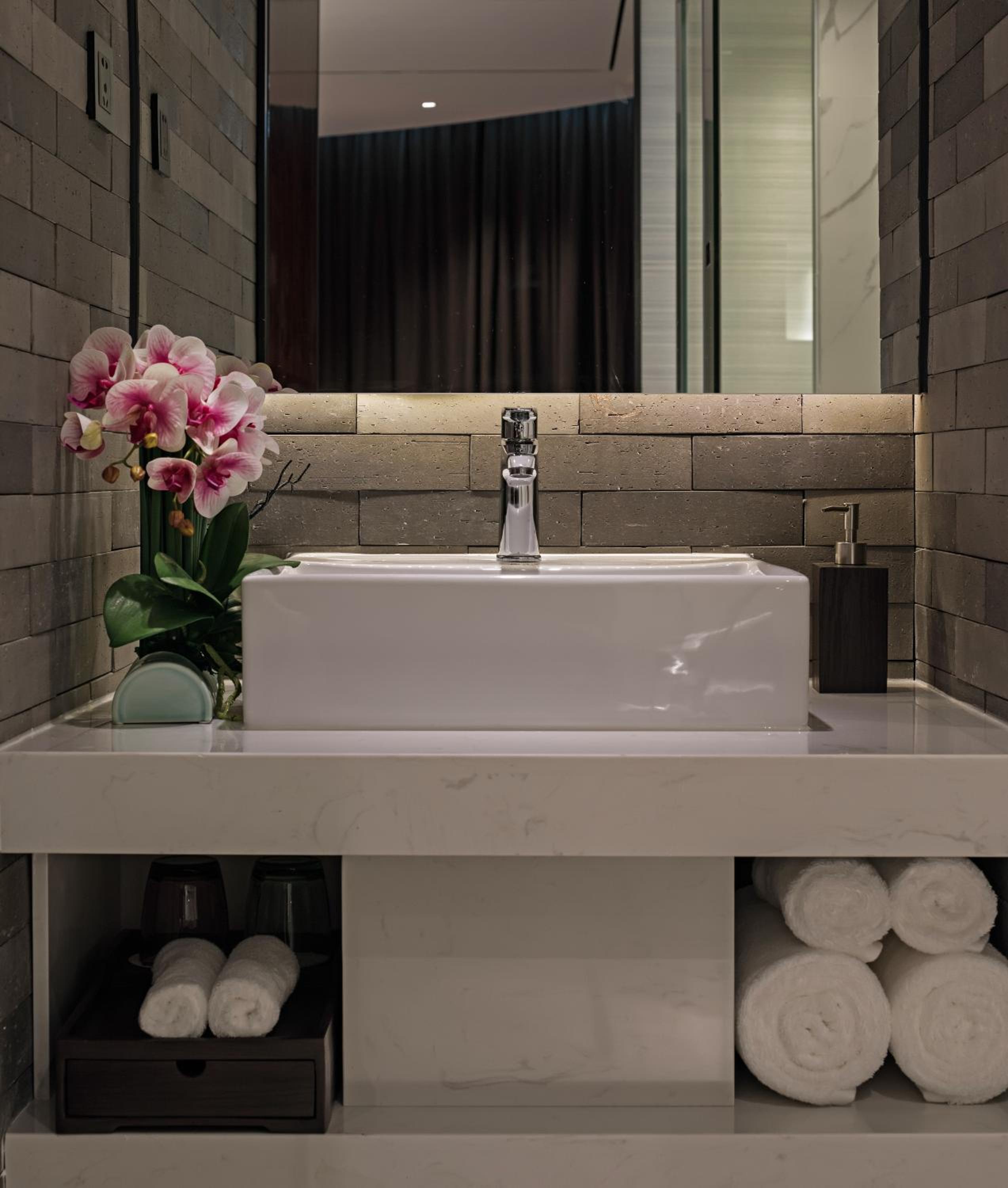 Premium King Room - Photo 10