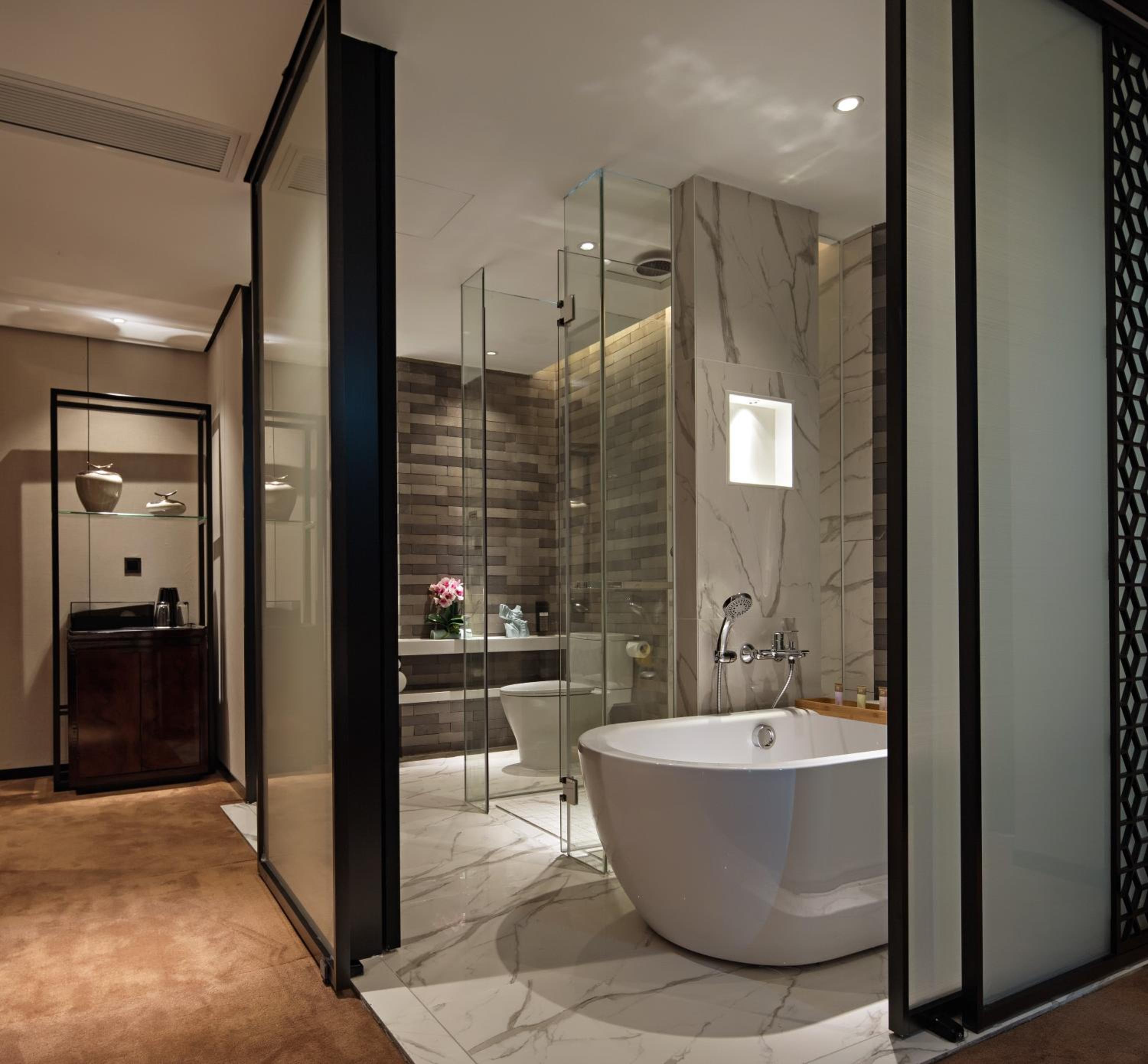Premium King Room - Photo 9