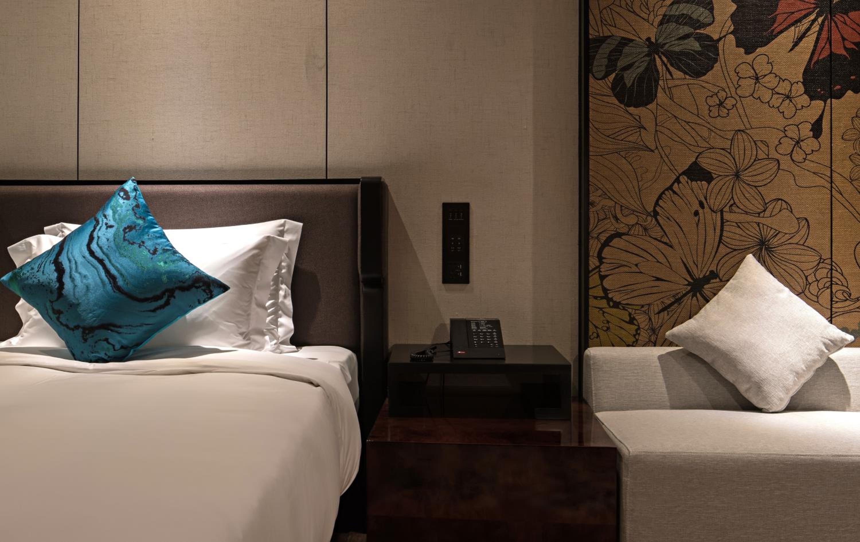 Deluxe King Room - Photo 8