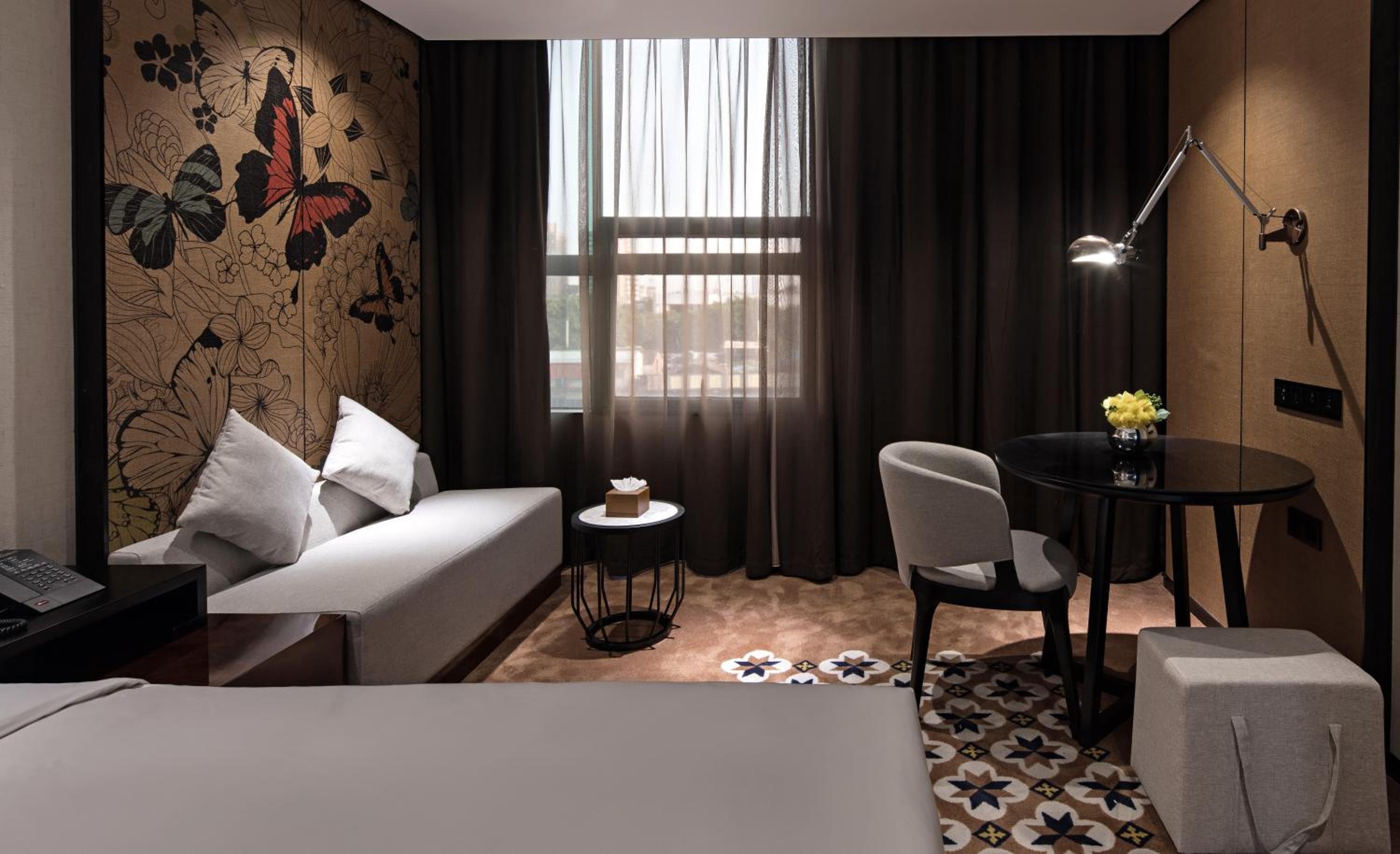 Deluxe King Room - Photo 4