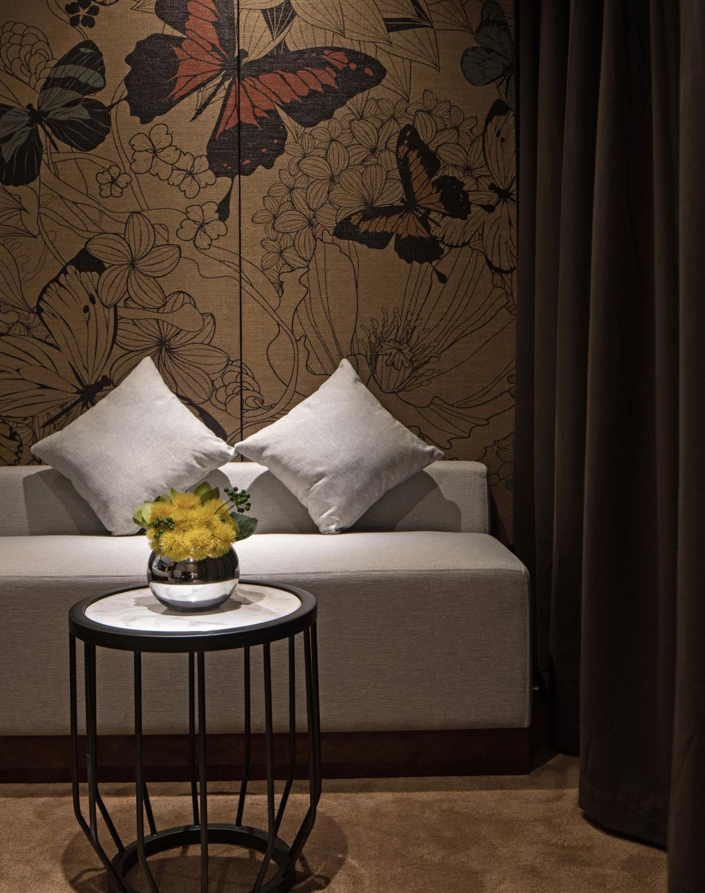 Deluxe King Room - Photo 9