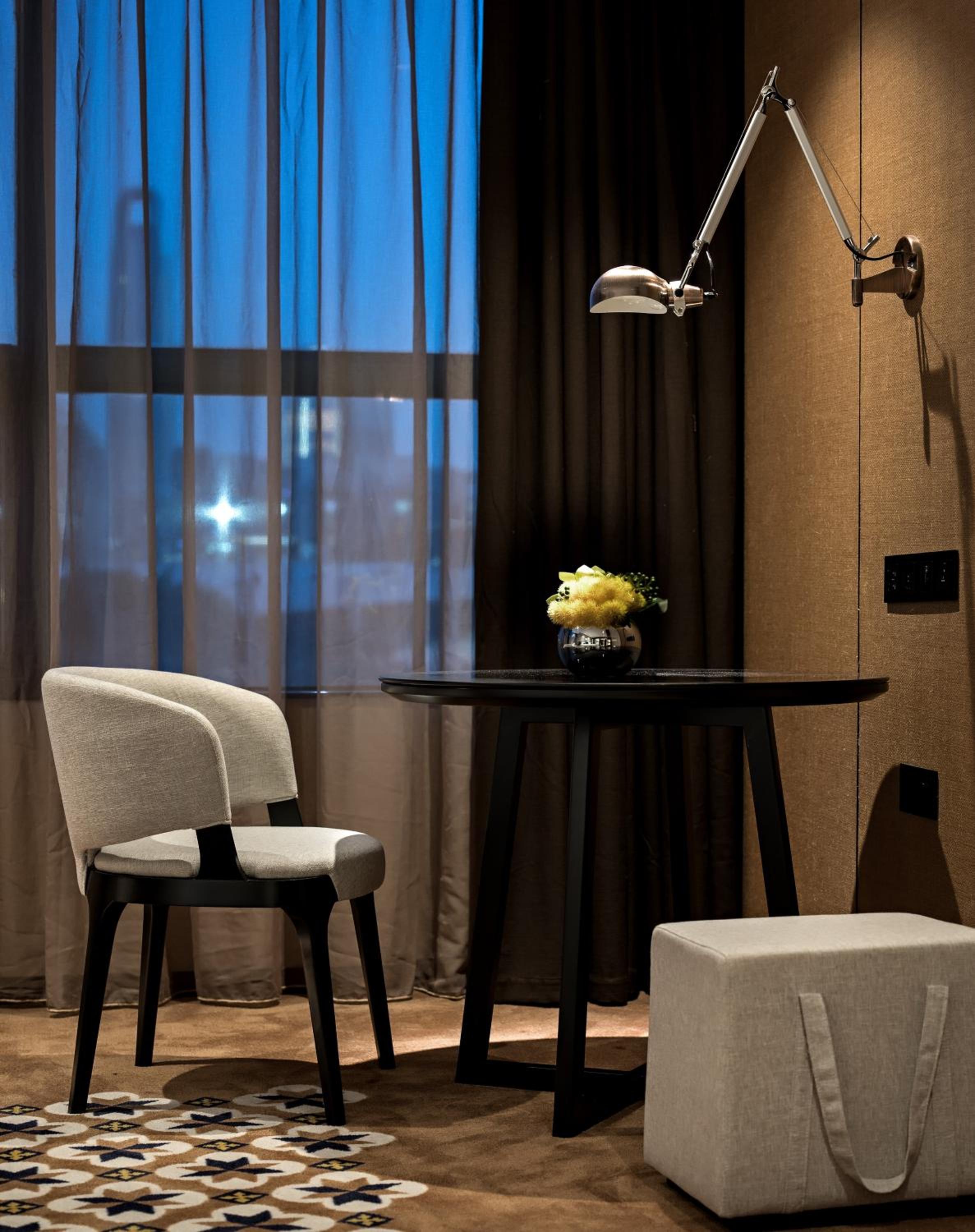 Deluxe King Room - Photo 6
