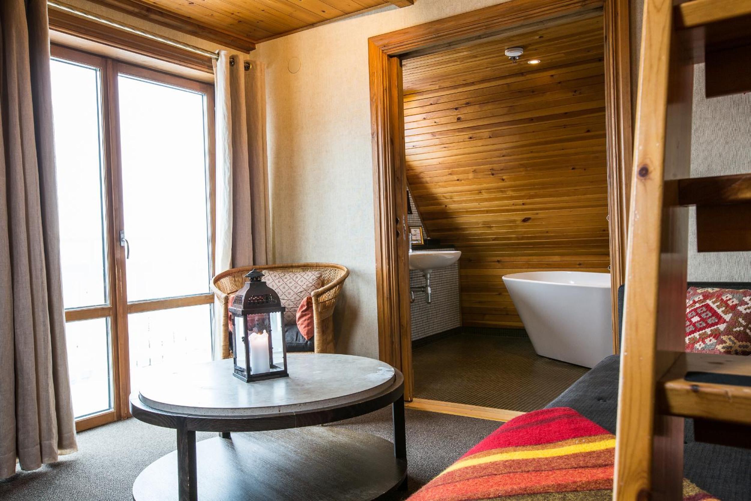 Deluxe Suite with Sea View - Photo 3
