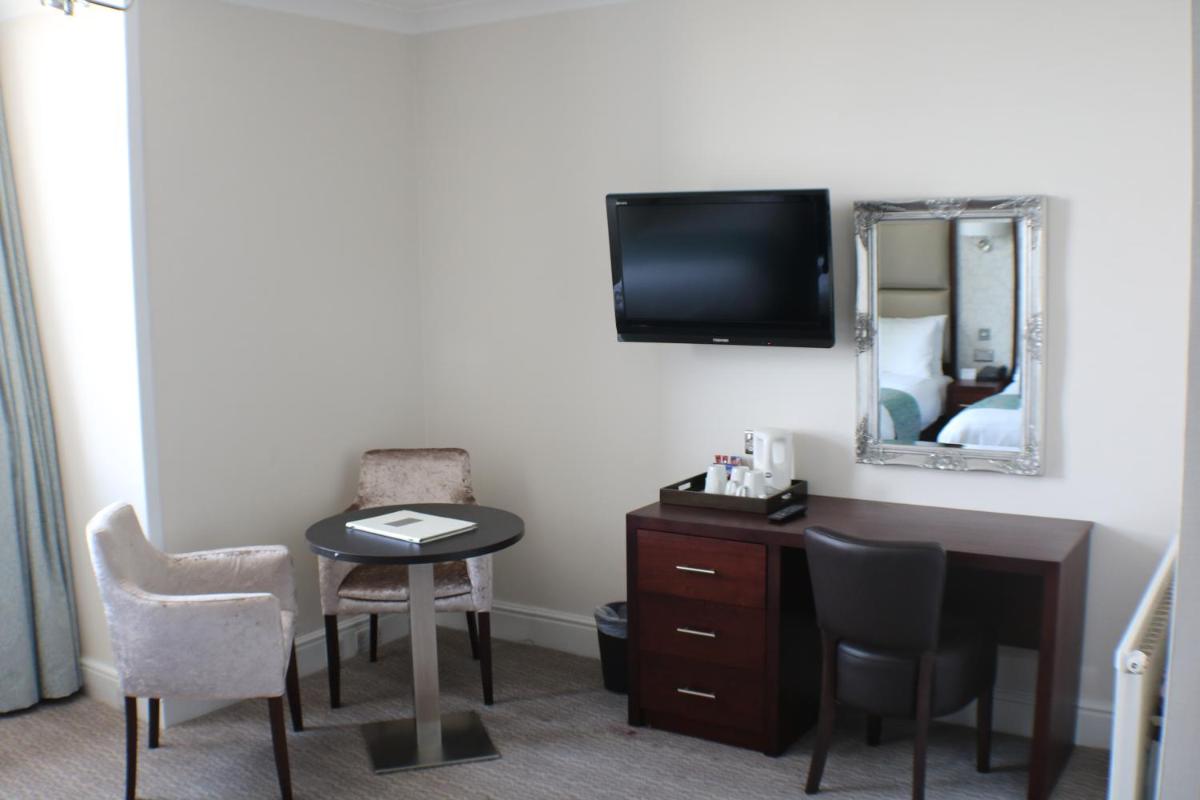 Family Room (2 Adults + 1 Child) with Sea View photo 3