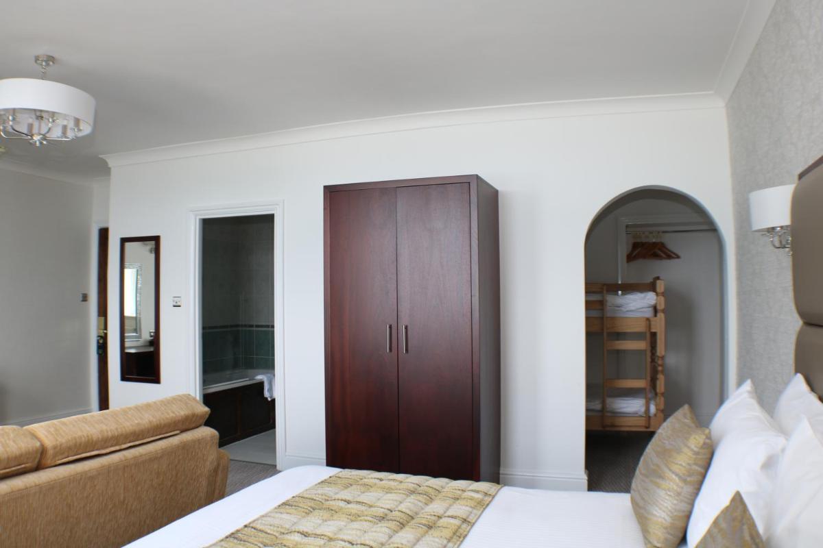 Superior Family Room with Sea View  (2 Adults + 2 Children) photo 2