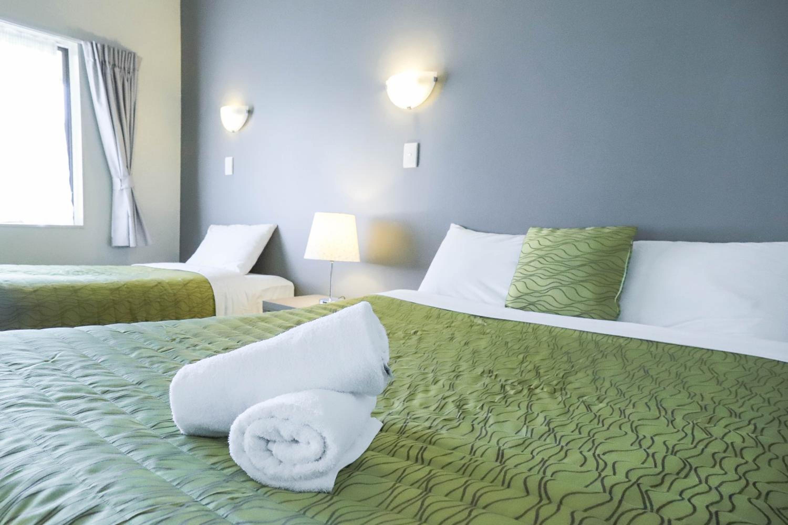 One-Bedroom Family Suite with Spa Bath thumbnail 5