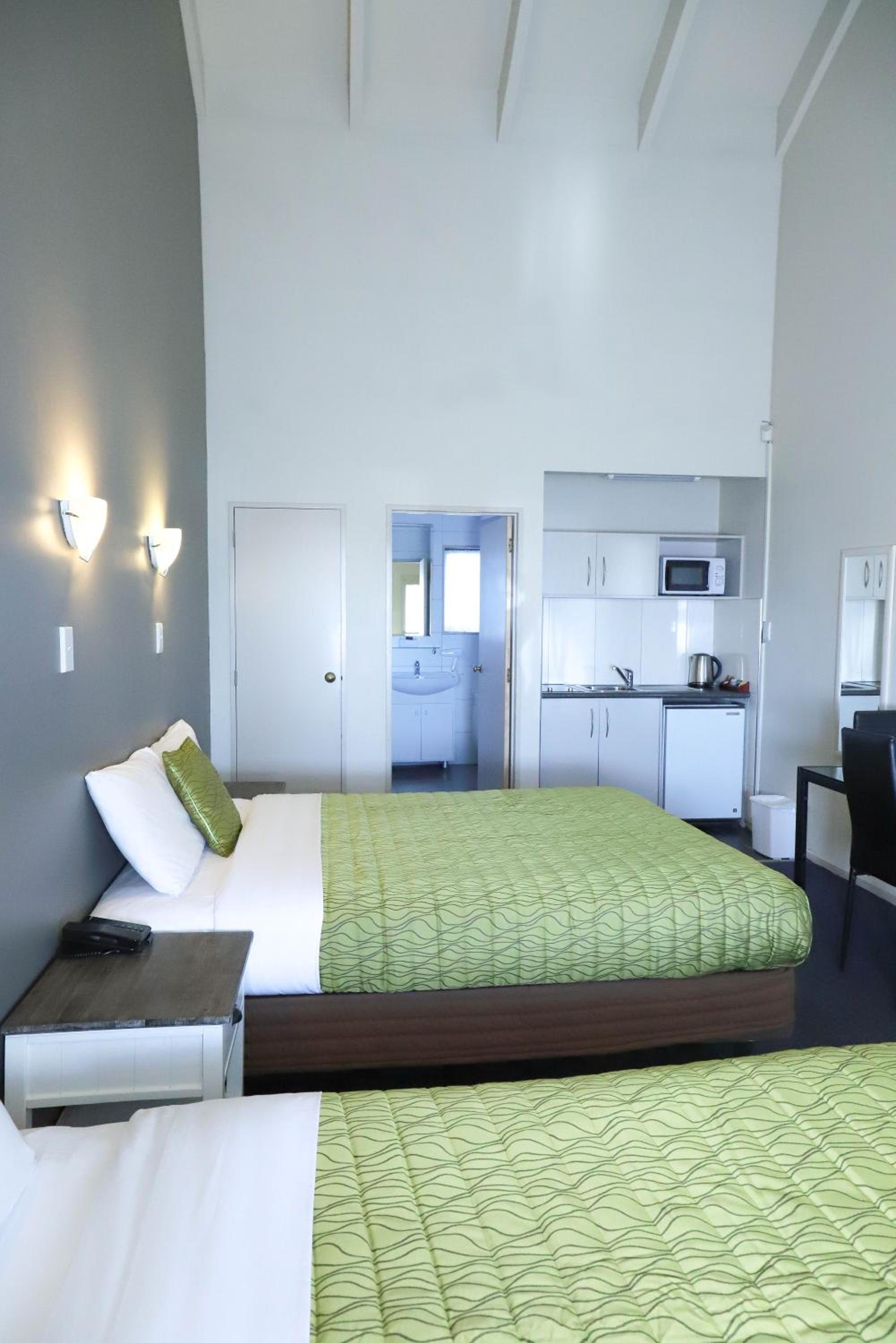 Twin Room with Shower thumbnail 5