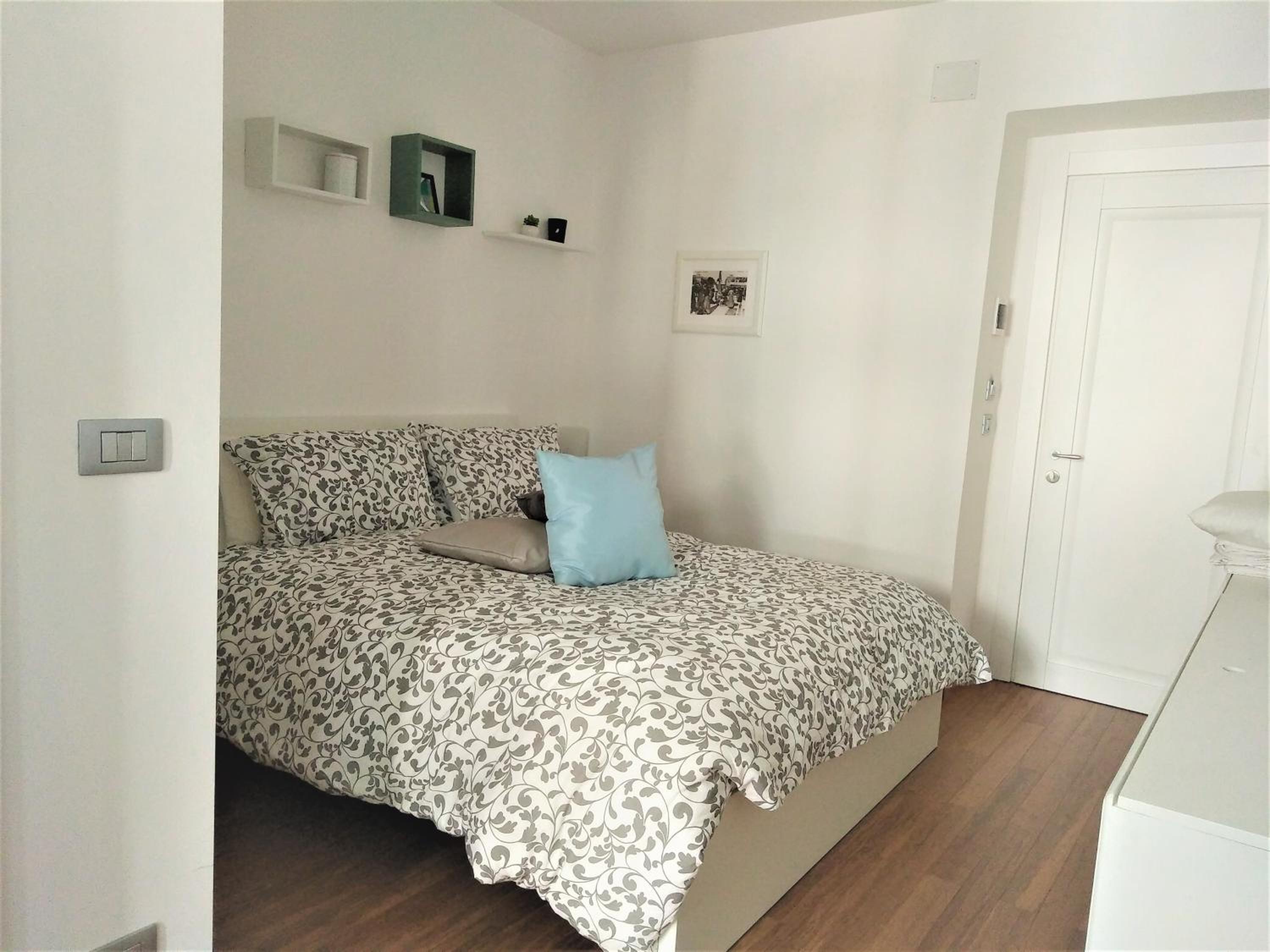 Large Double Room - Photo 7