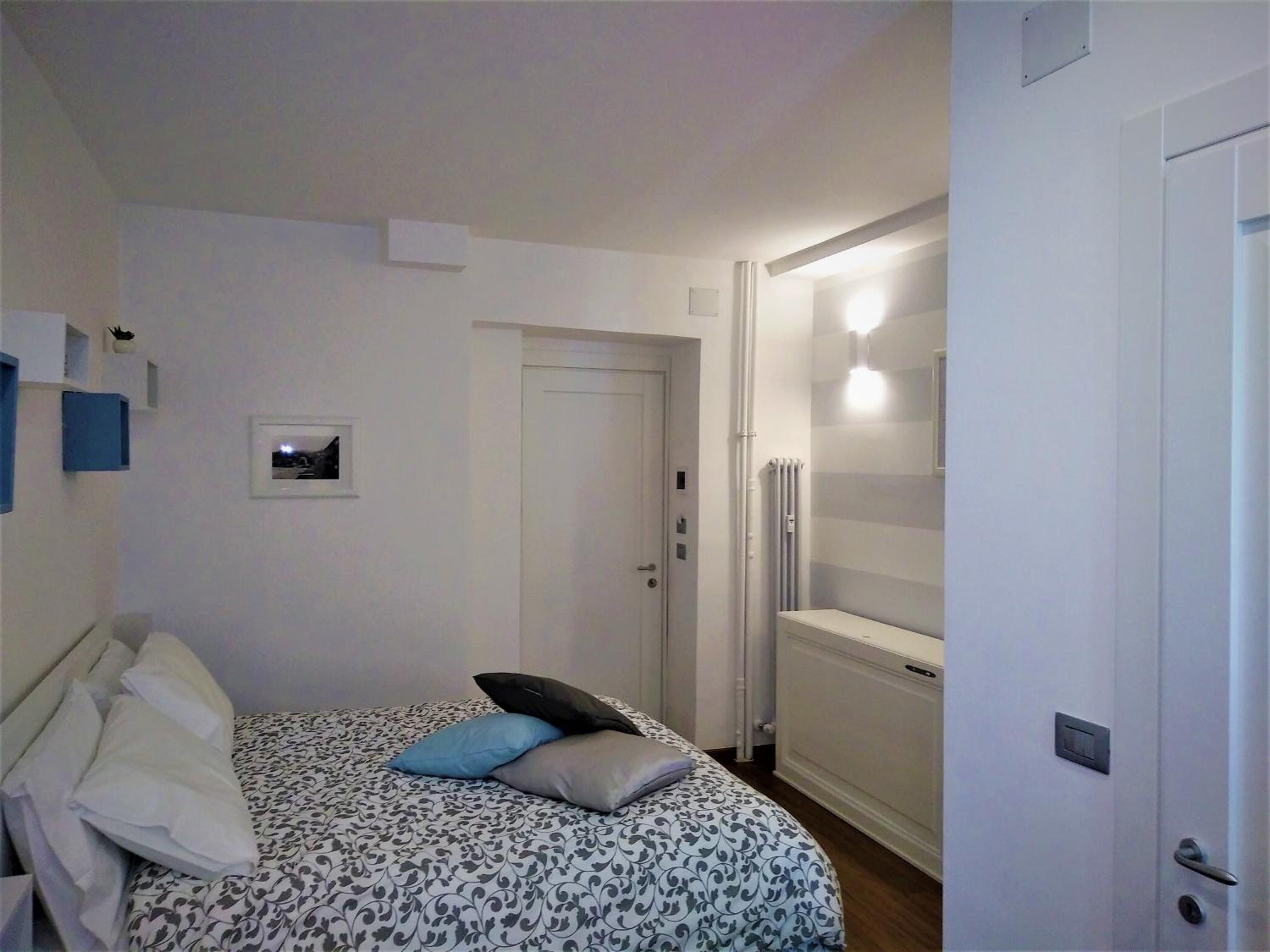 Large Double Room - Photo 3