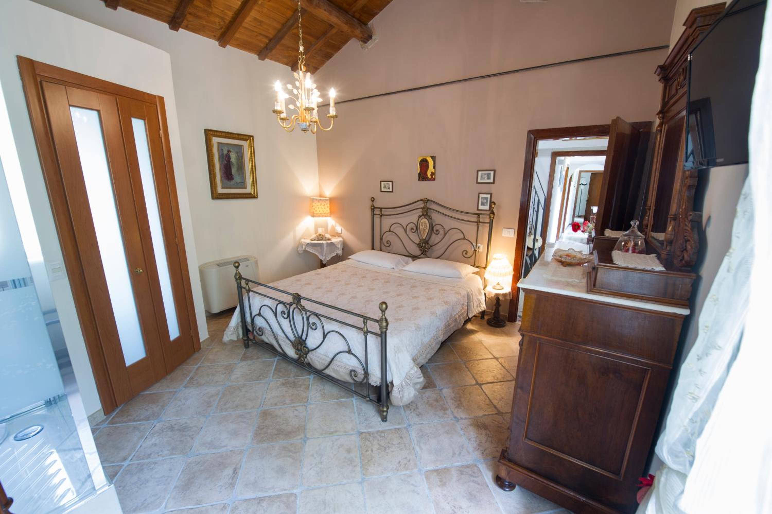 Deluxe Double Room with Shower photo 2