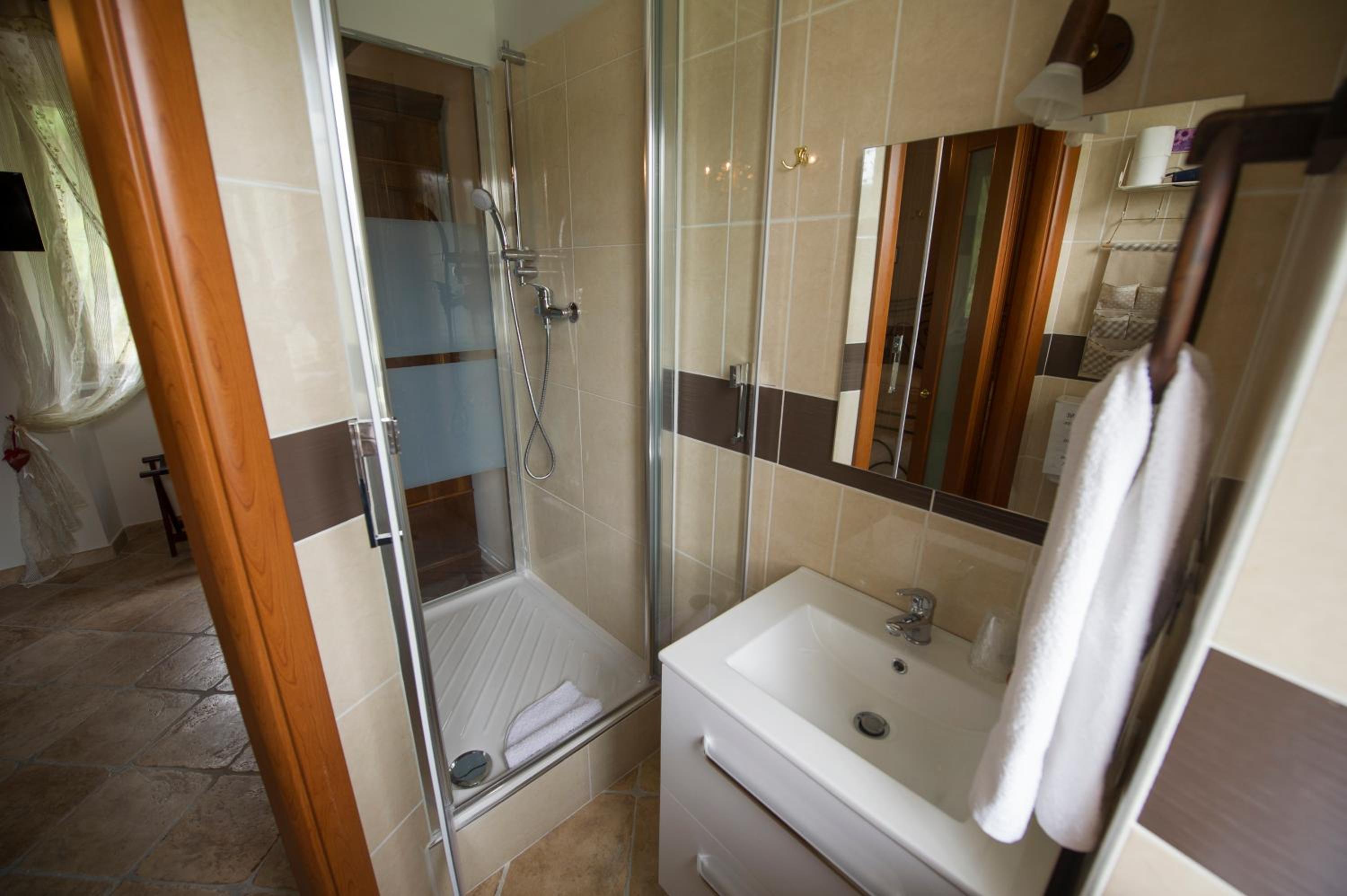 Deluxe Double Room with Shower photo 3