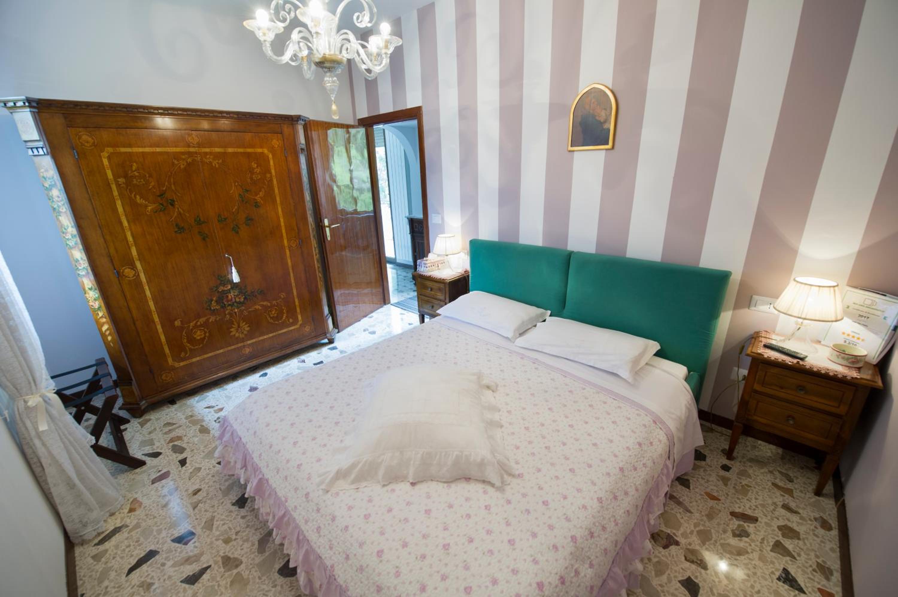 Double Room with Private External Bathroom photo 3
