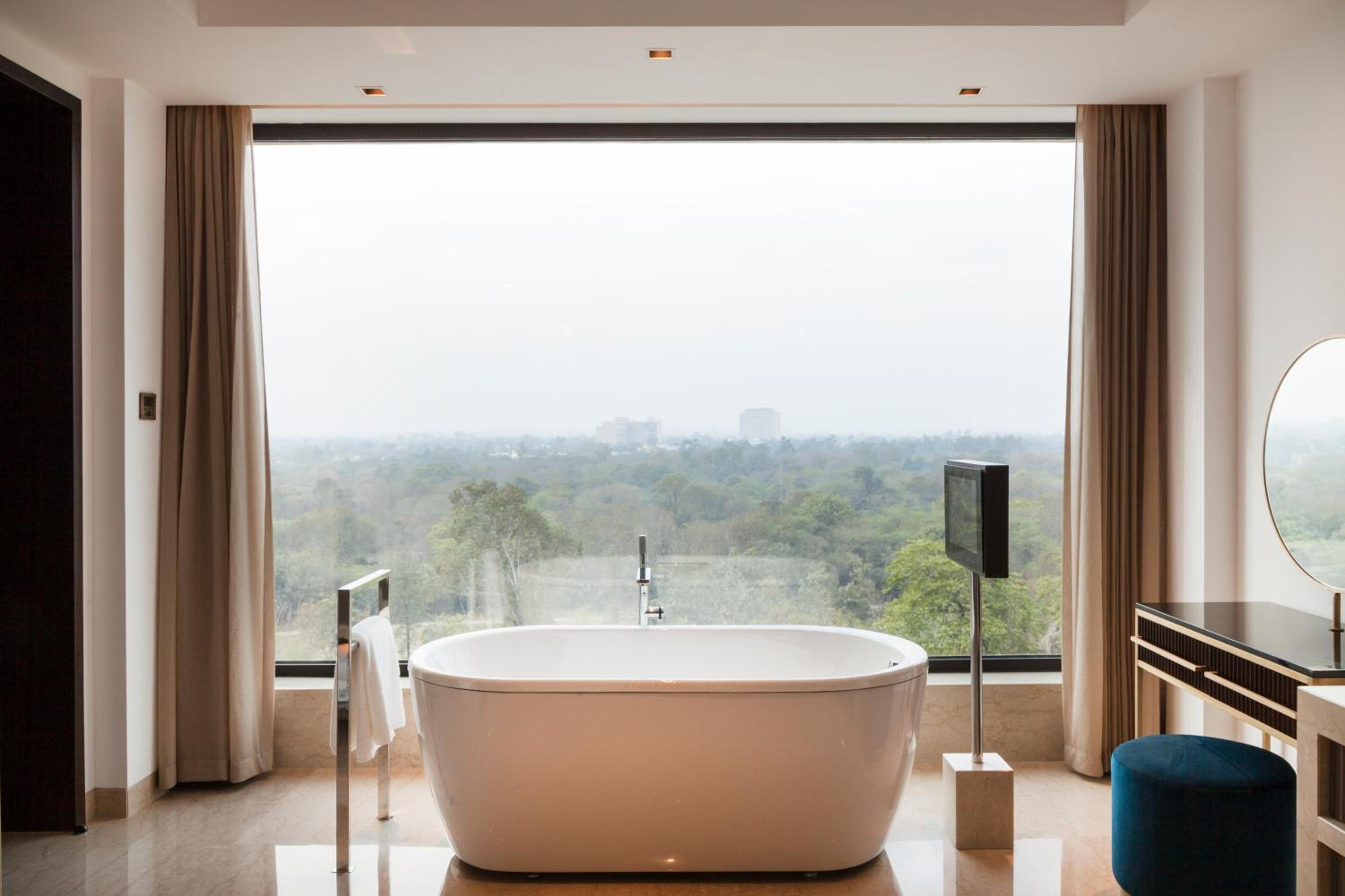 Luxury Suite With Two Way Airport Transfers - Photo 4