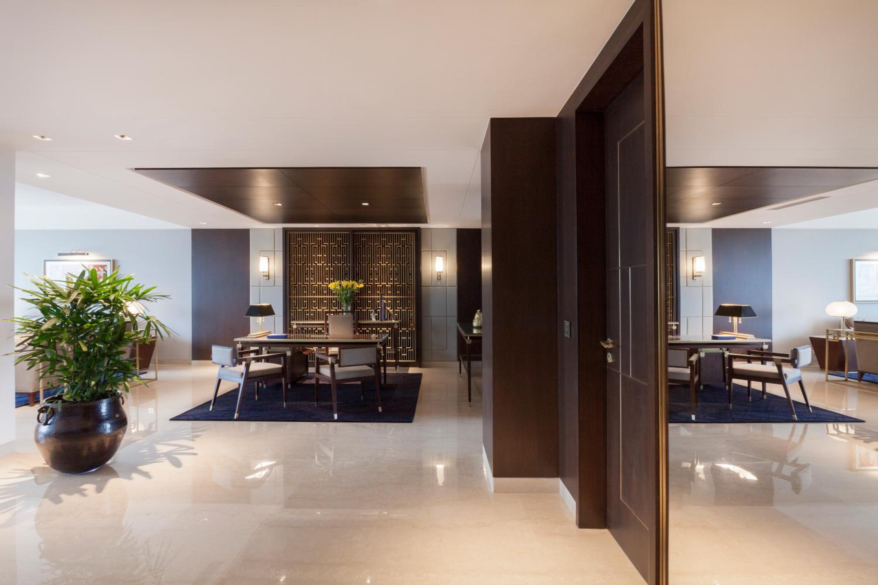 Luxury Suite With Two Way Airport Transfers - Photo 2