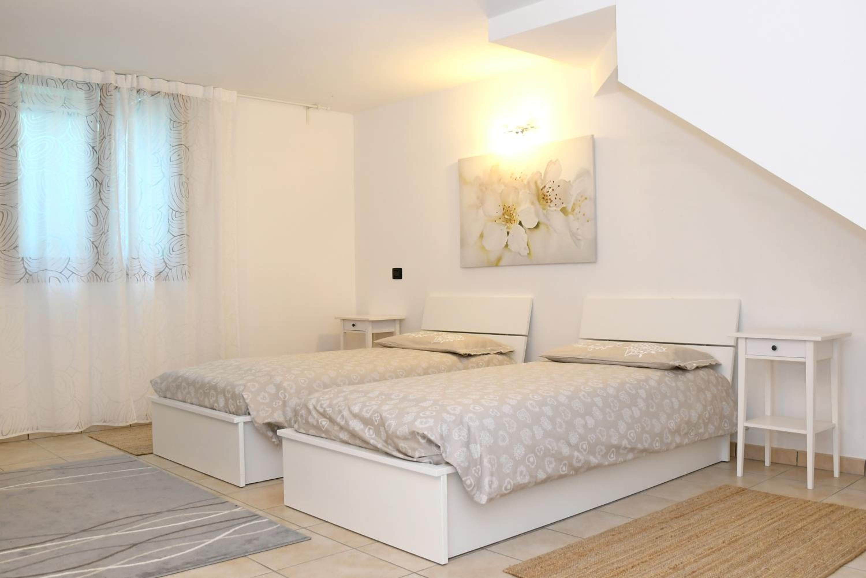 Apartment with Partial Lake View - Split Level