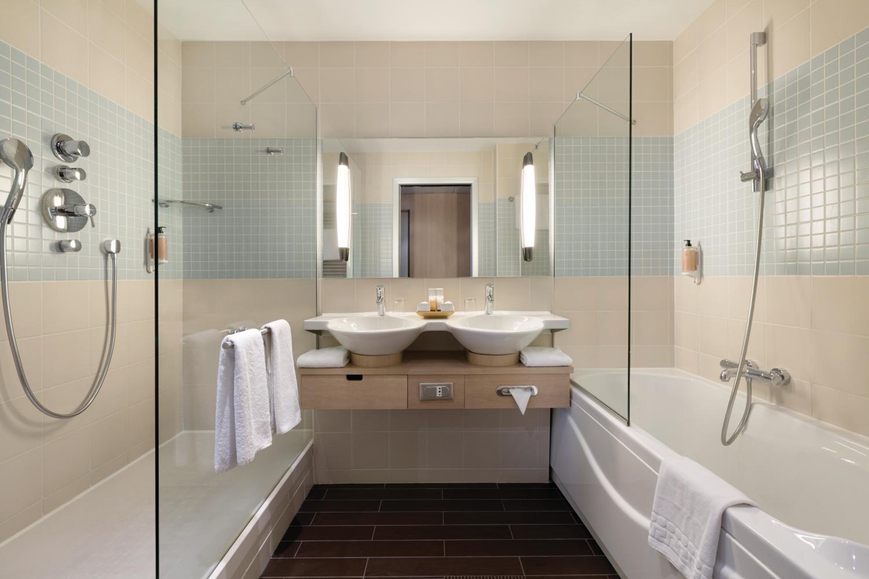 Suite - Photo 11