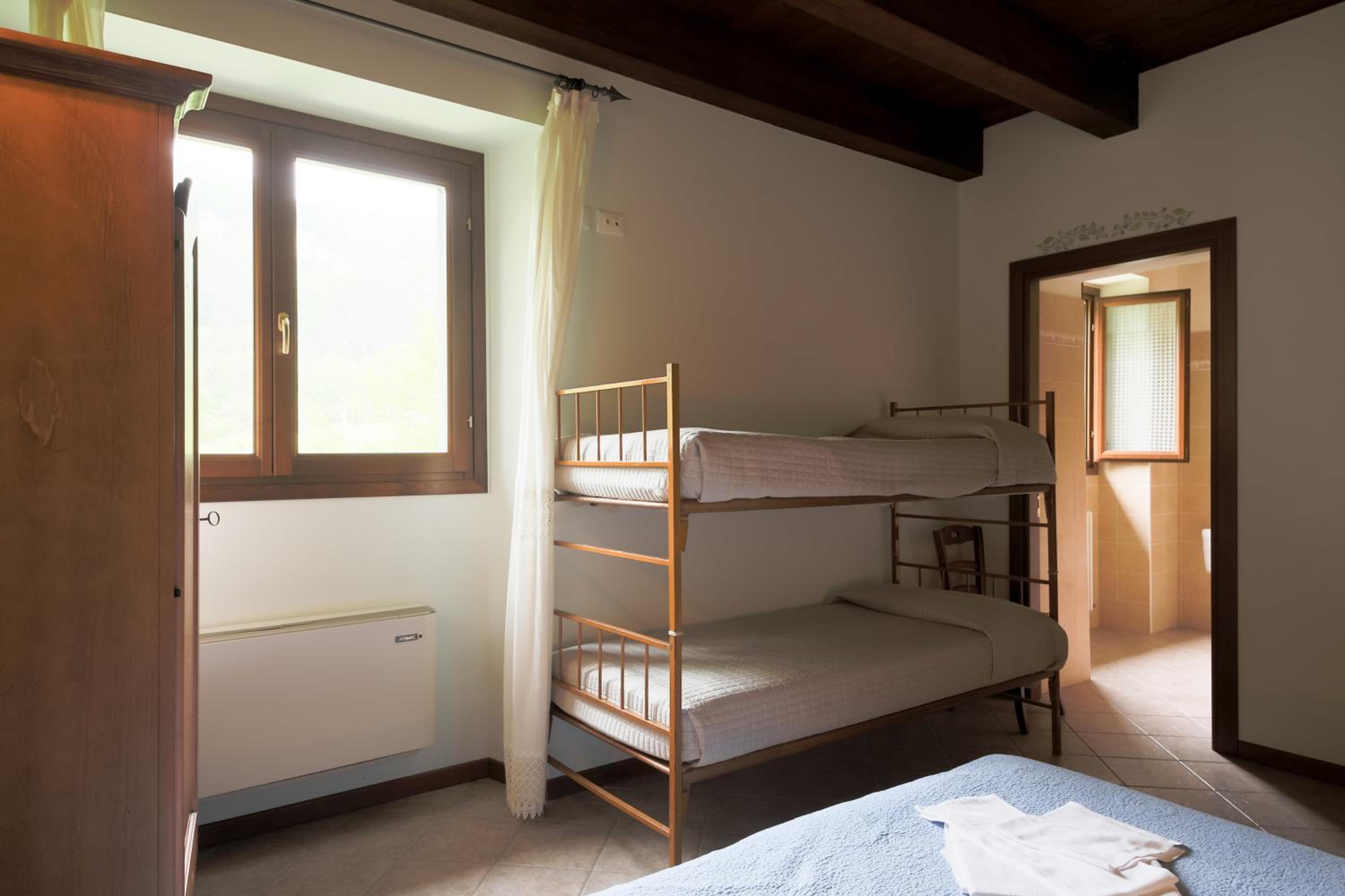 Quadruple Room with Mountain View - Photo 6