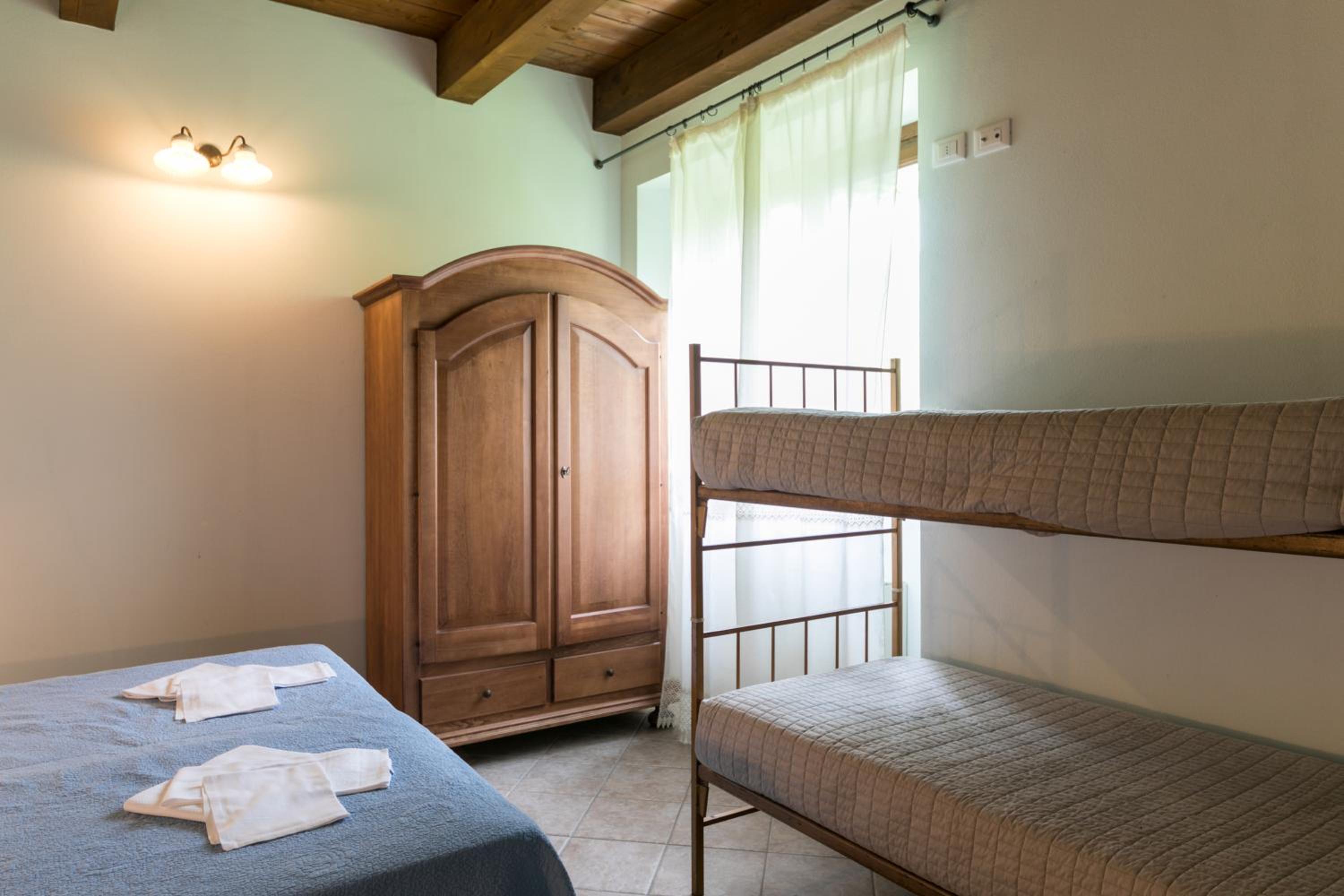 Quadruple Room with Mountain View - Photo 5