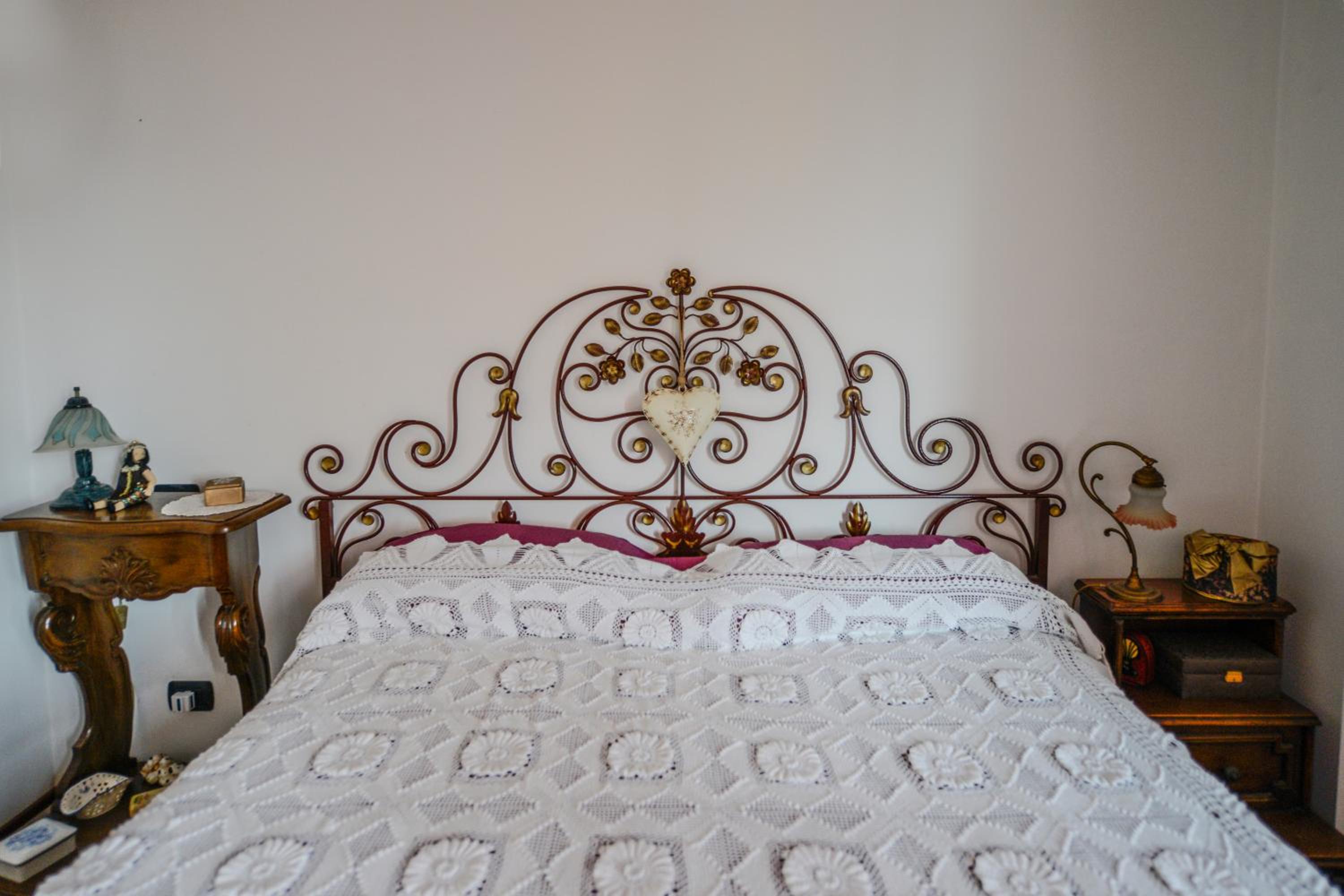 Double Room with Private External Bathroom - Photo 13