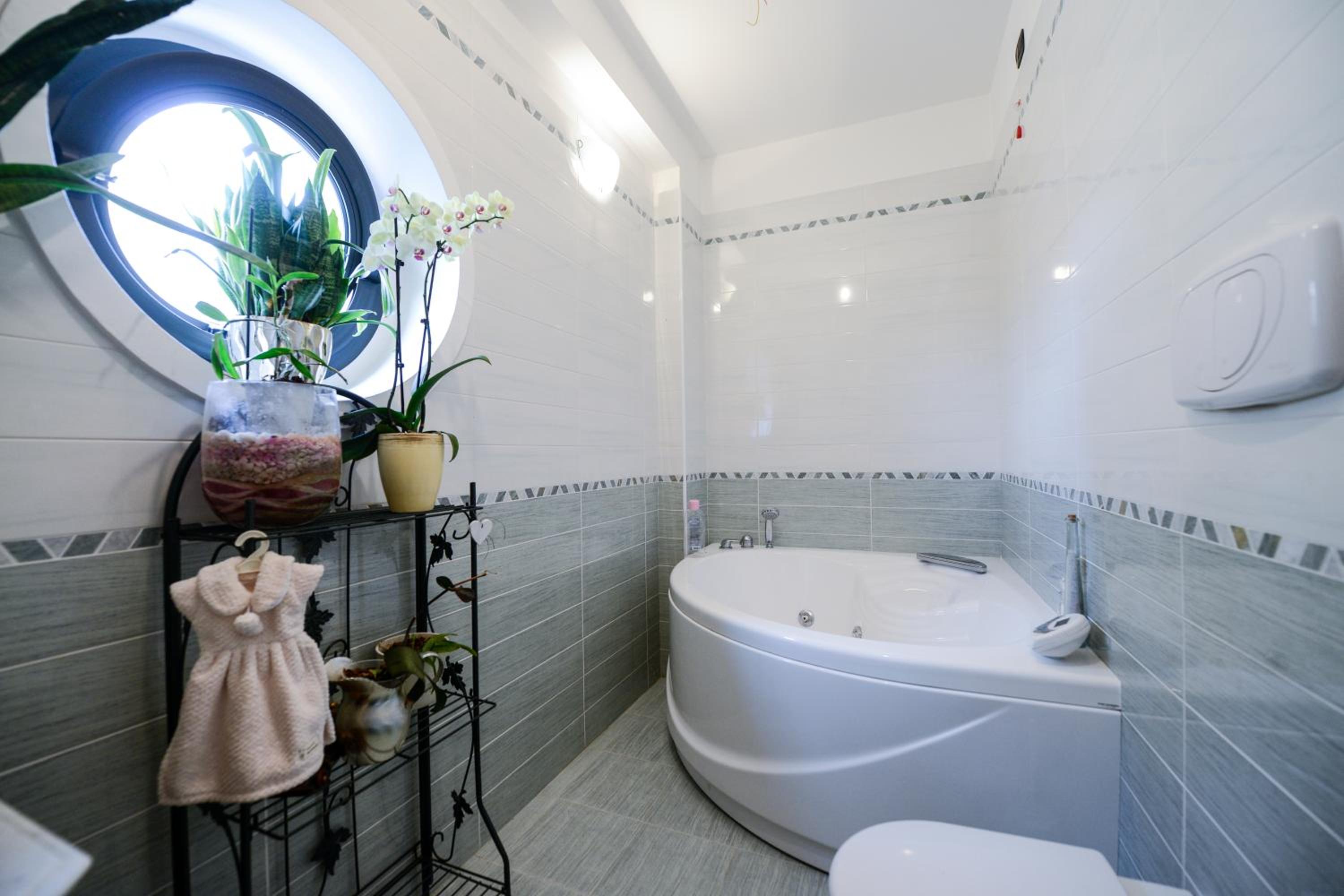 King Room with Spa Bath - Photo 3