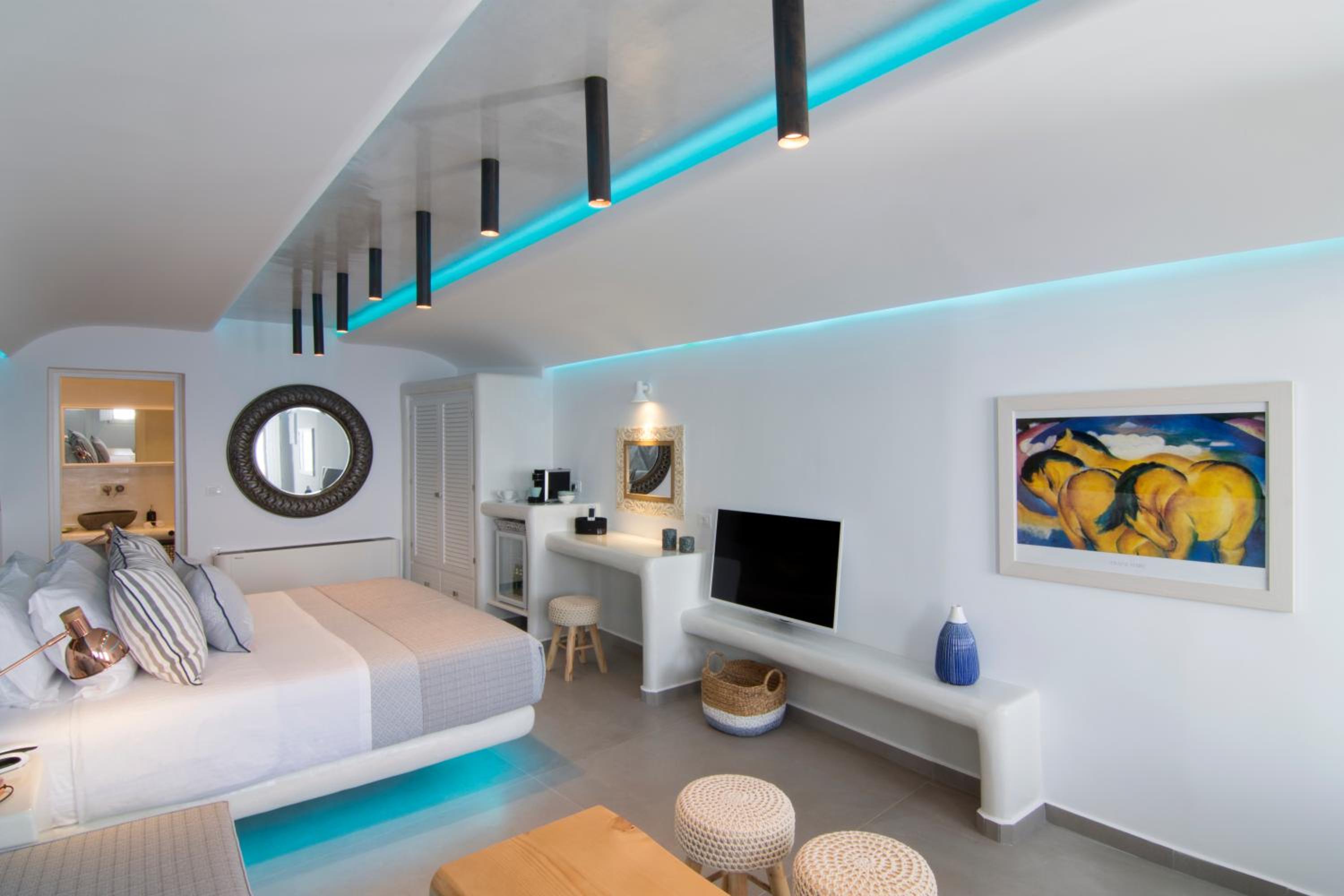 Legend Suite with Οutdoor Ηot Τub and Caldera View photo 3