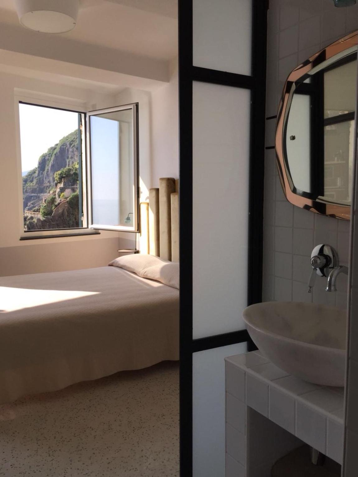 Deluxe Double Room with Sea View - Photo 16