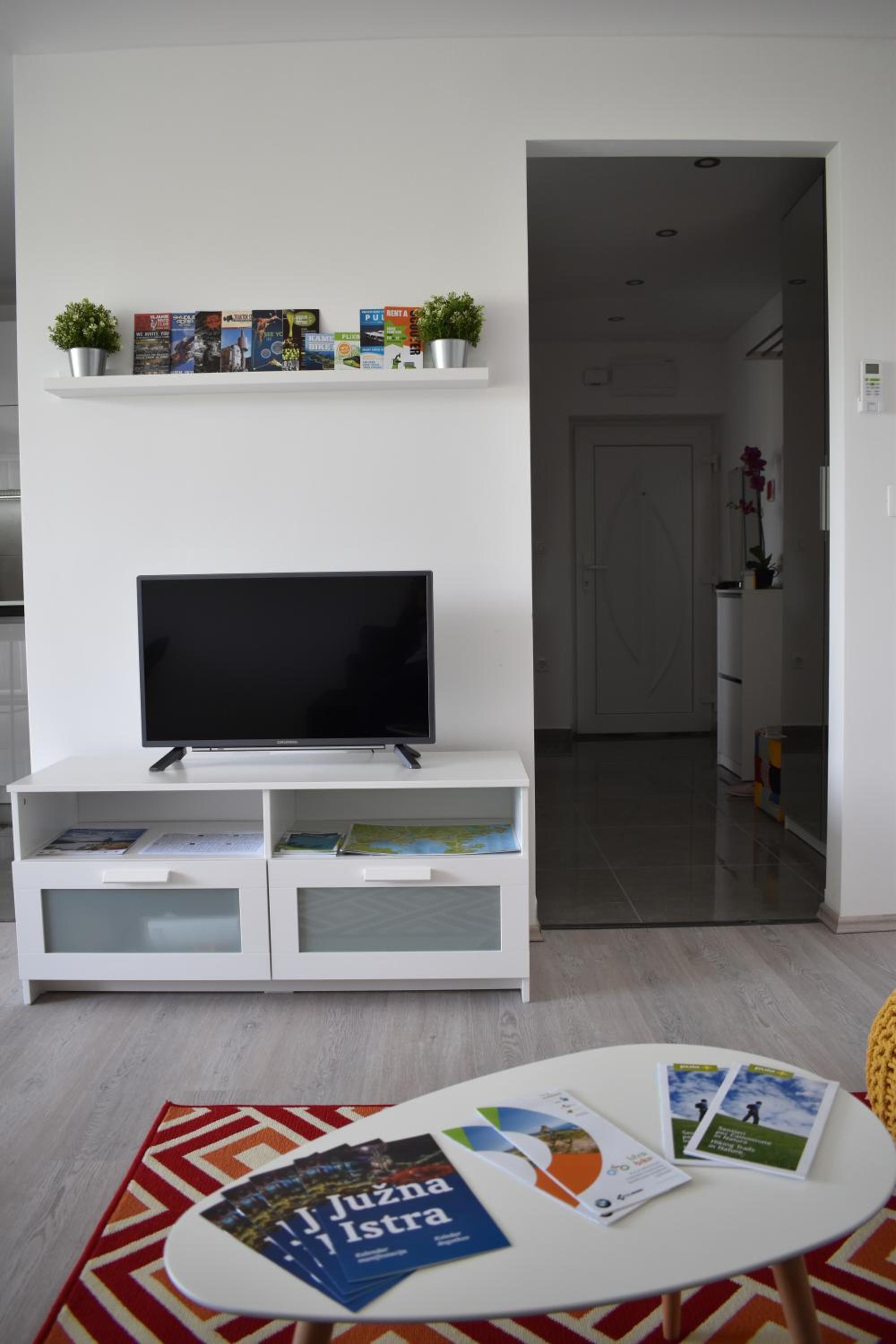 Apartment with Balcony - Photo 3