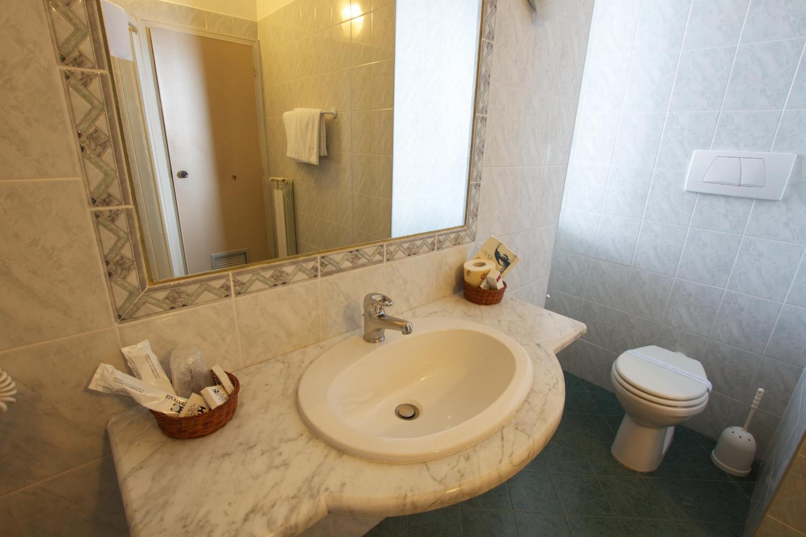 Double or Twin Room photo 3