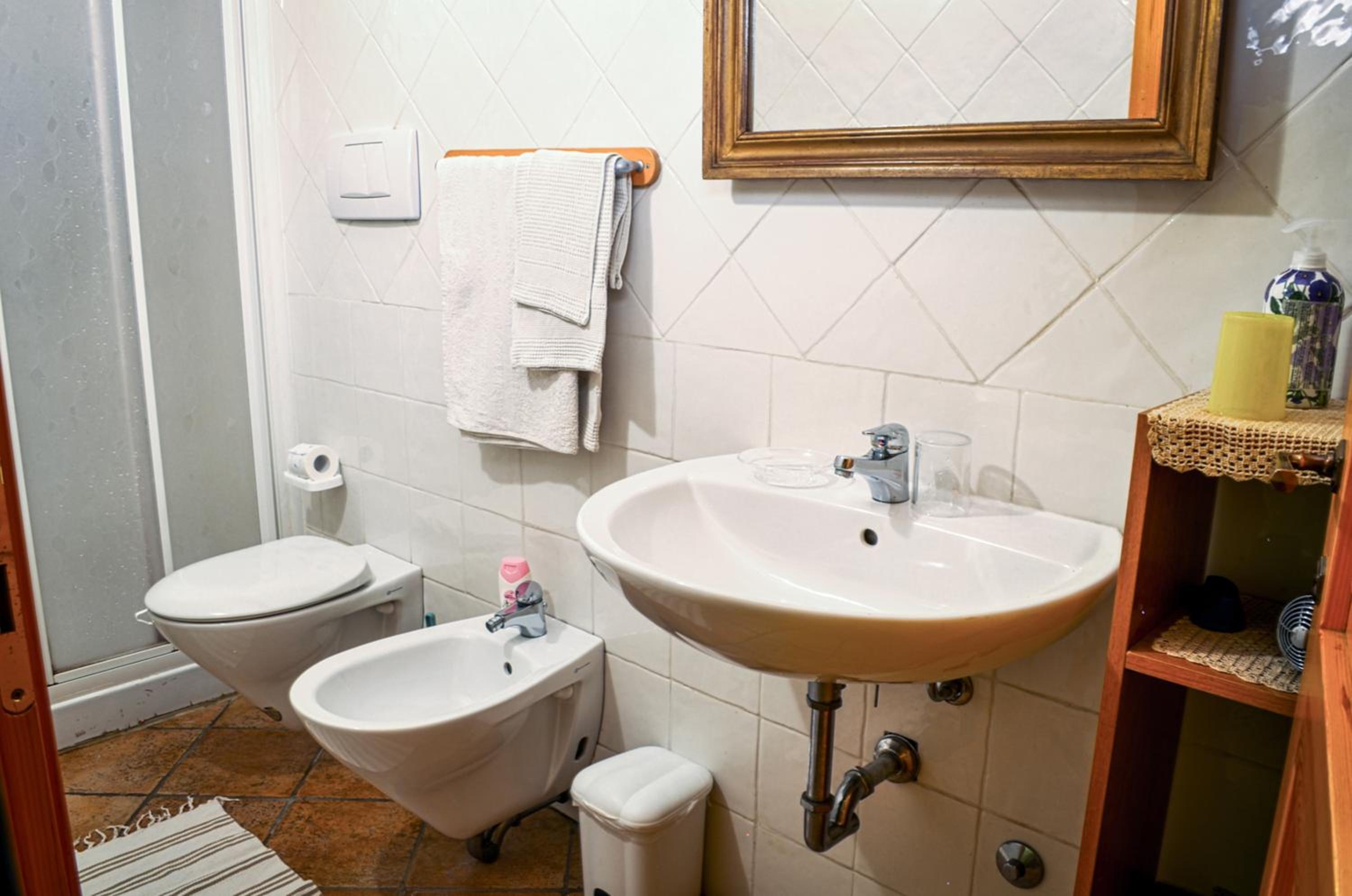 Single Room with Private Bathroom photo 2