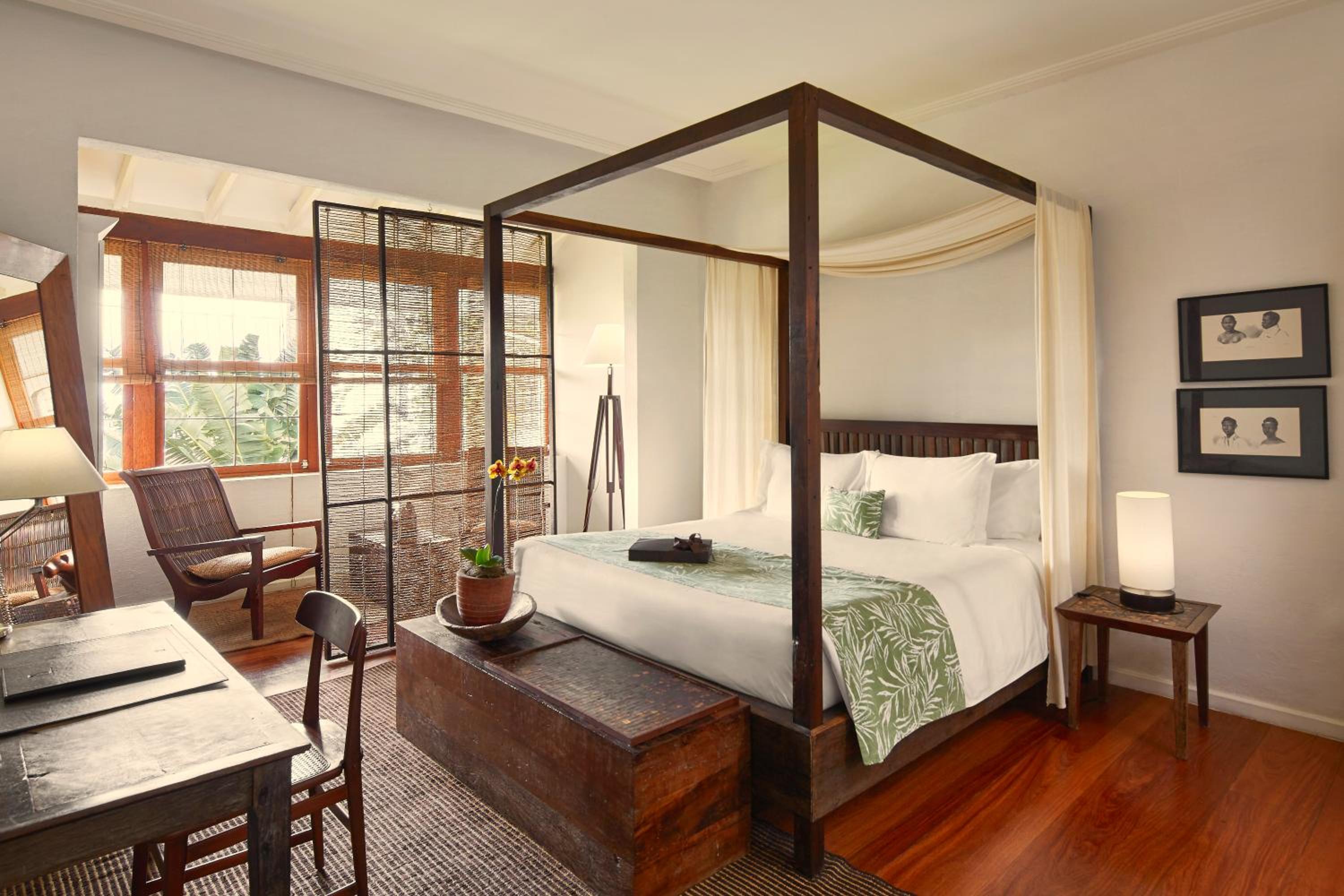 Junior King Suite with Lounge and View thumbnail 5