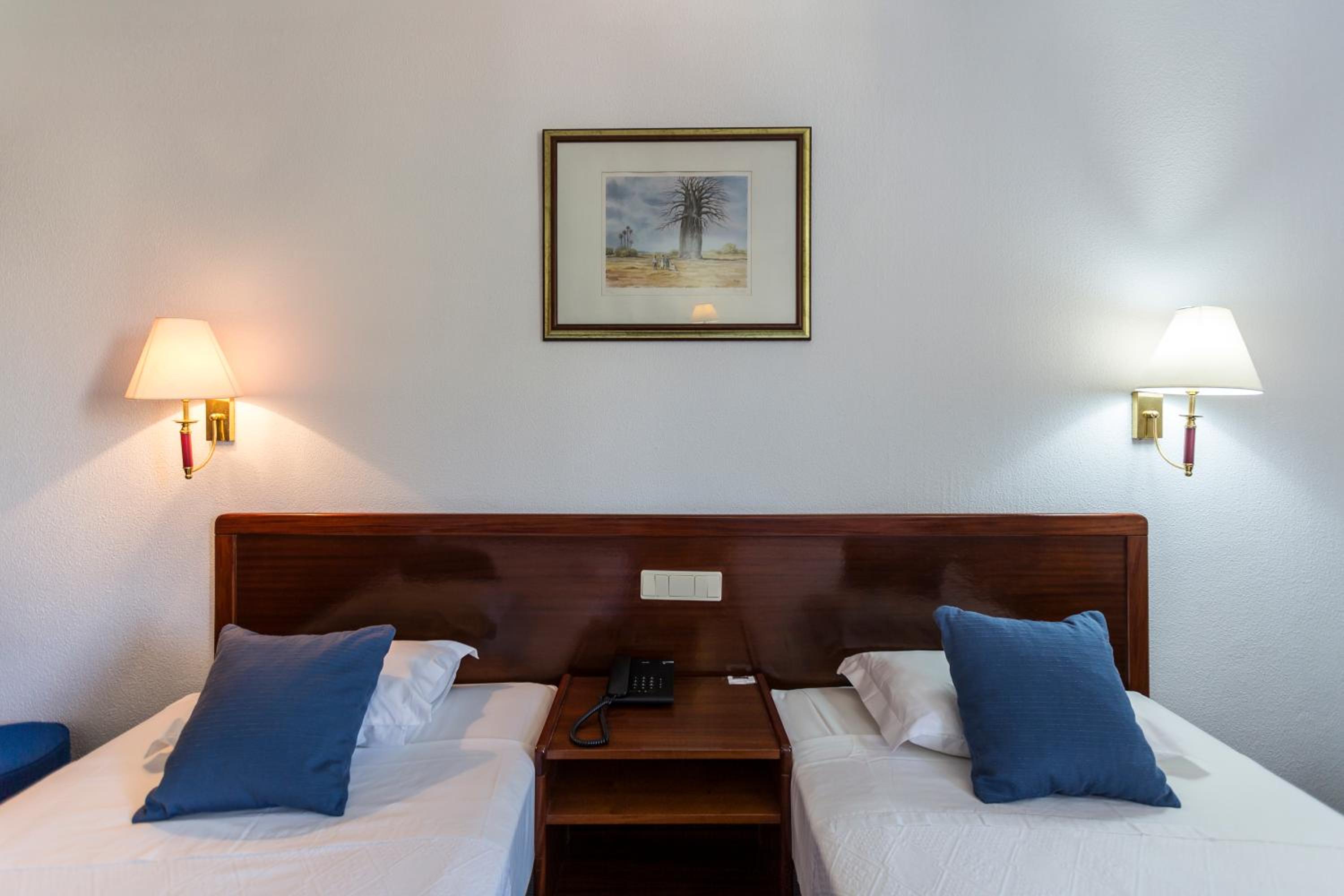 Twin Room - Photo 9
