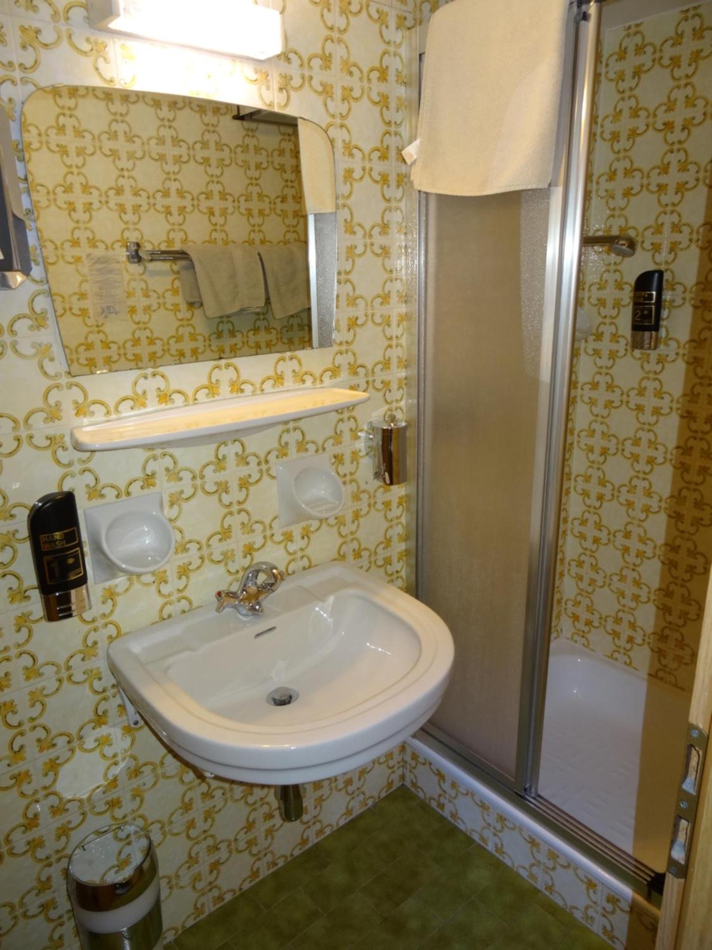 Double Room with Balcony - Photo 6