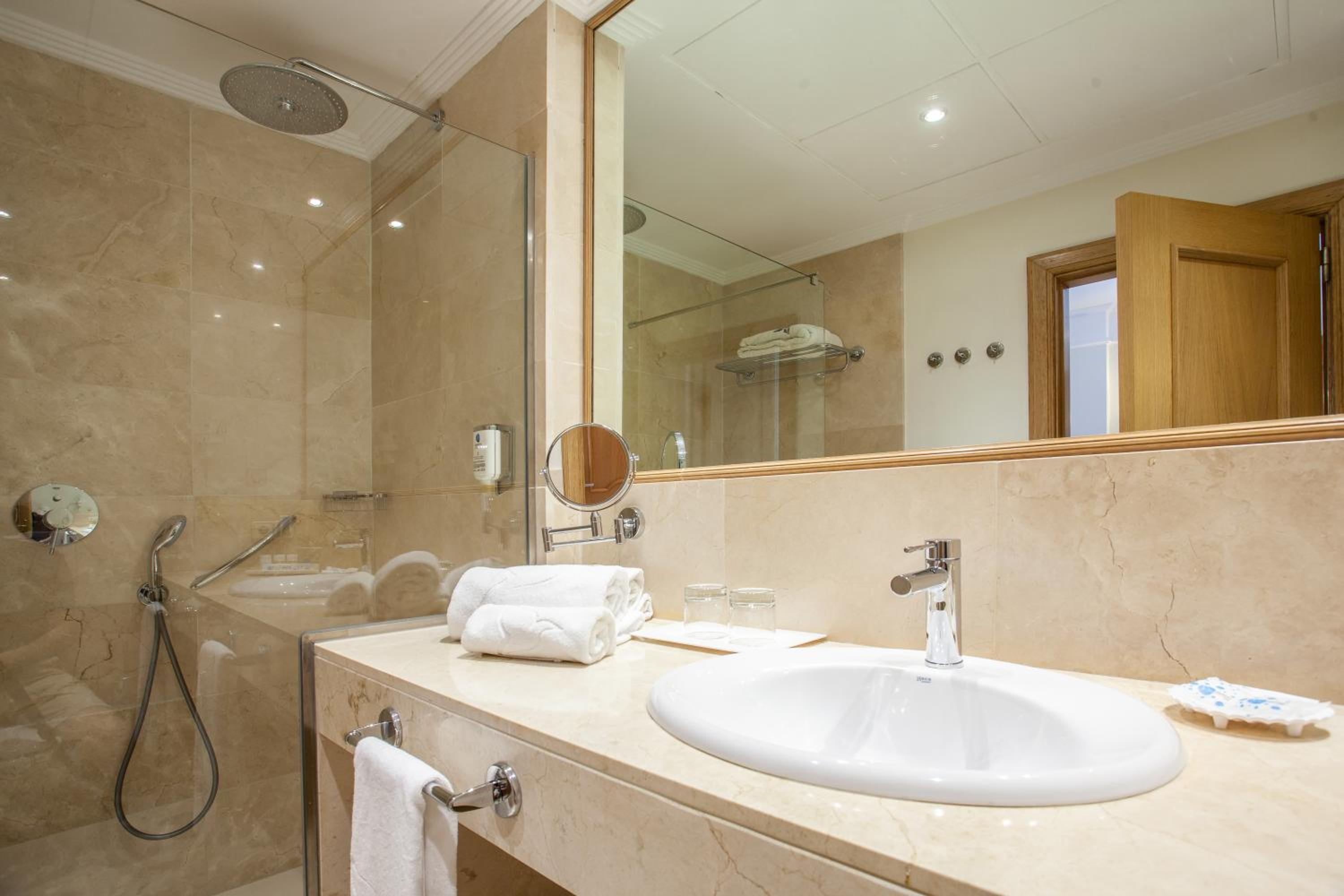 Suite (1 Adult) - Photo 5