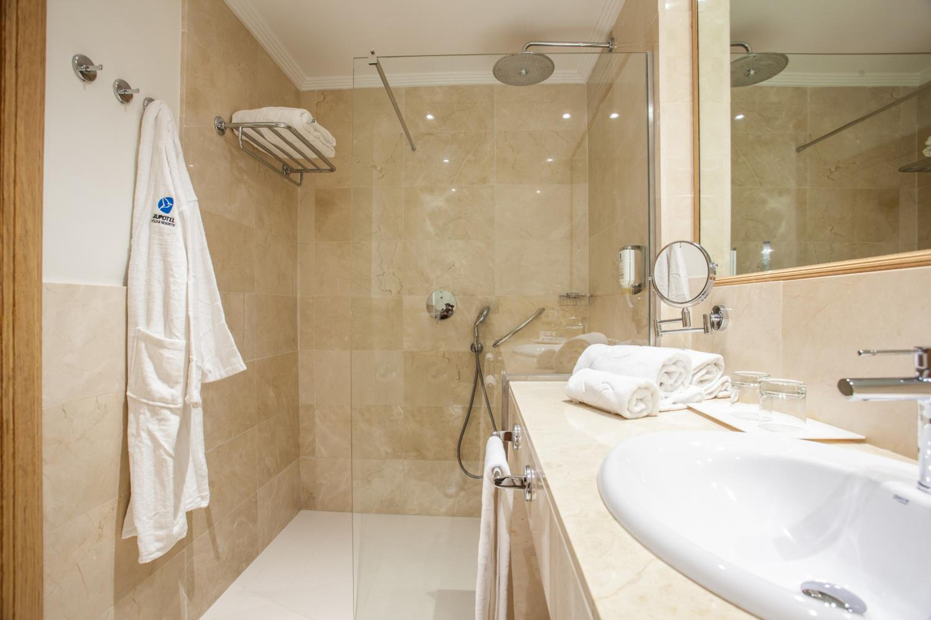 Suite with Pool View (2 Adult + 1 Child) - Photo 5