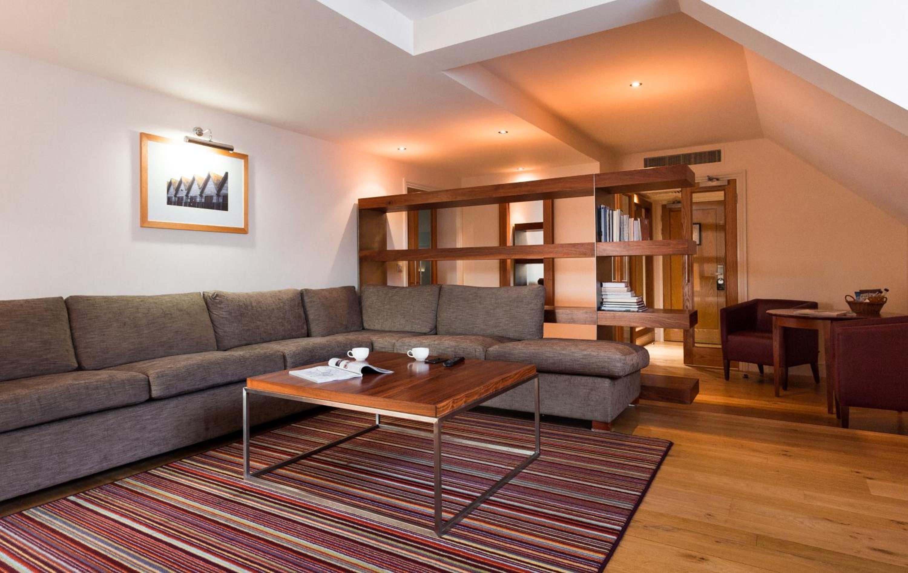 Suite - Photo 1