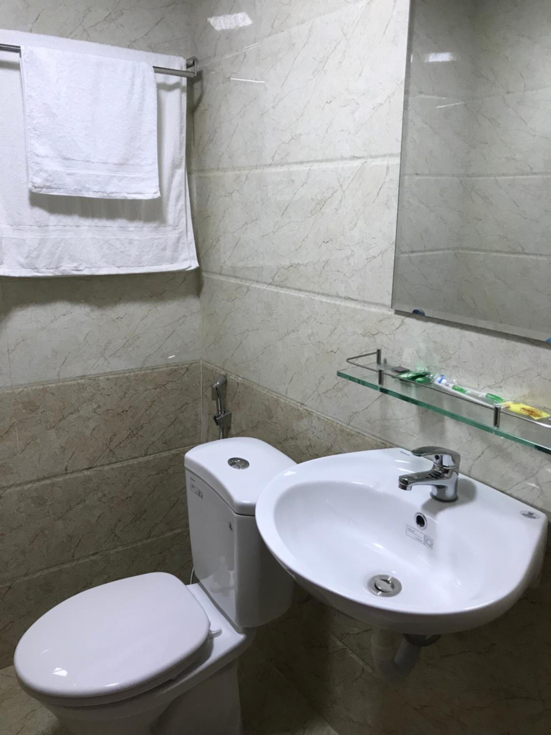 Large Twin Room - Photo 3