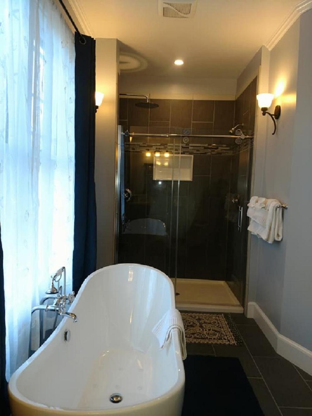 King Suite with Spa Bath - Photo 5