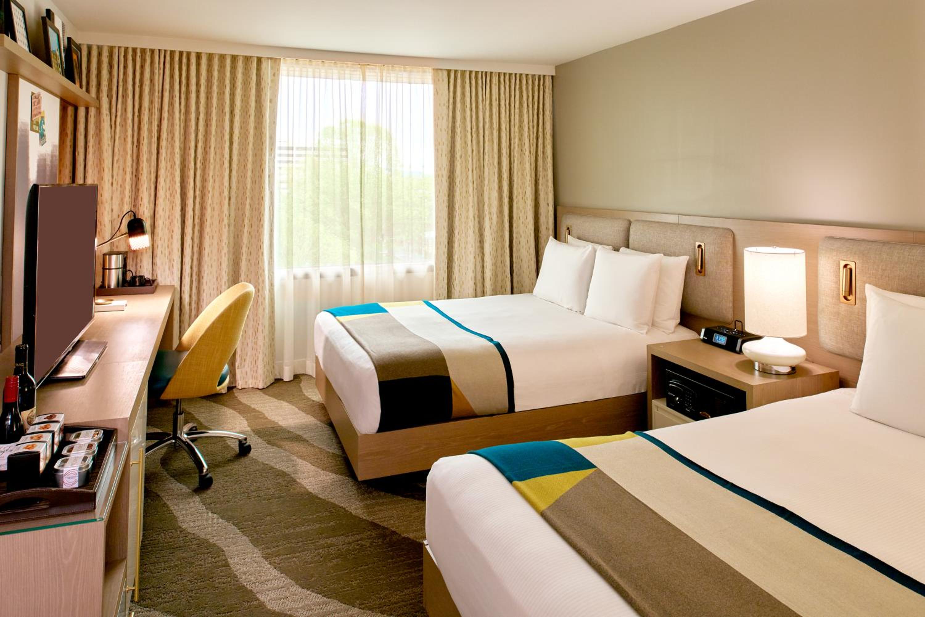 Deluxe Queen Room with Two Queen Beds - Photo 4