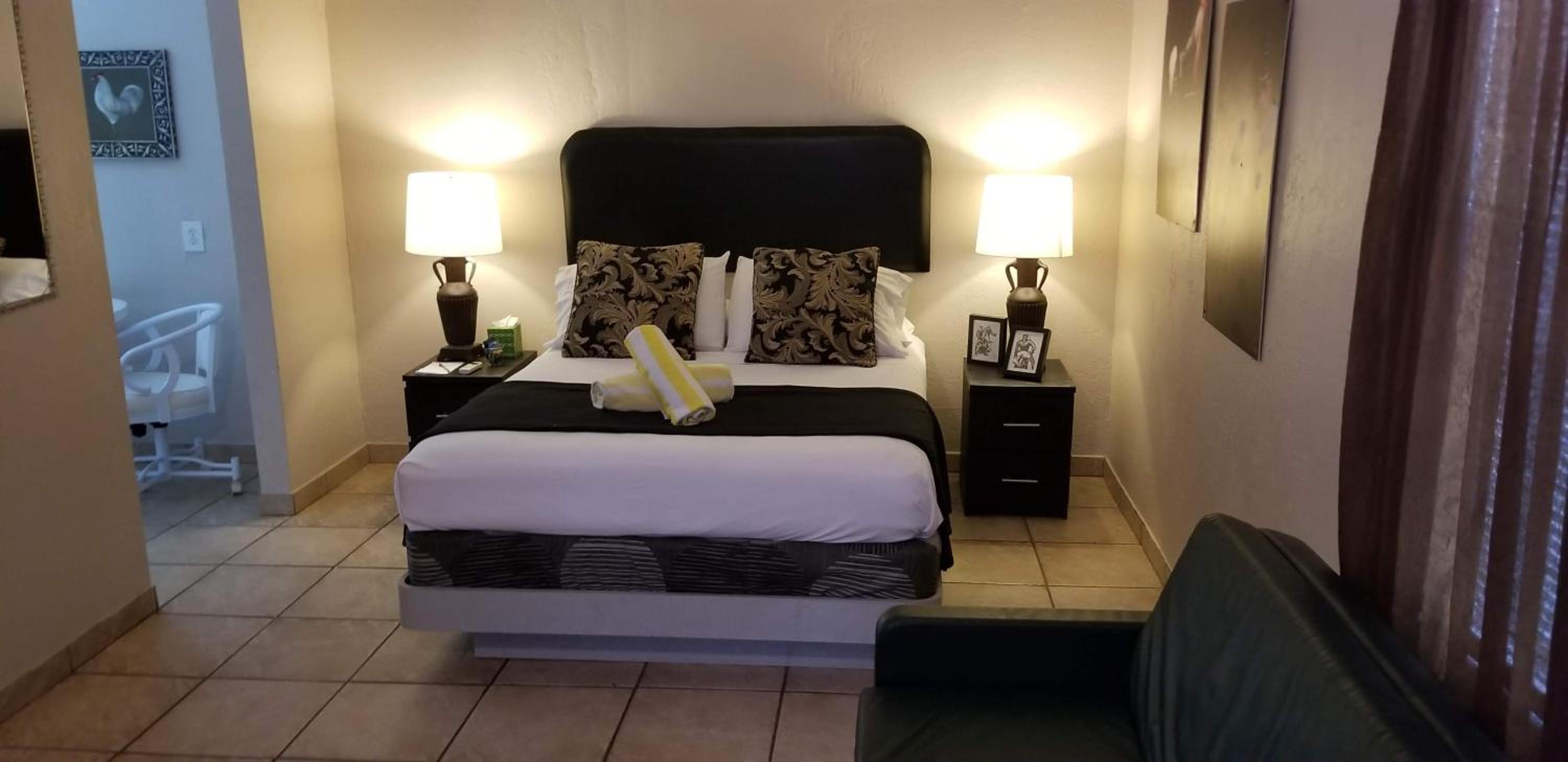 Queen Suite with Pool View photo 3