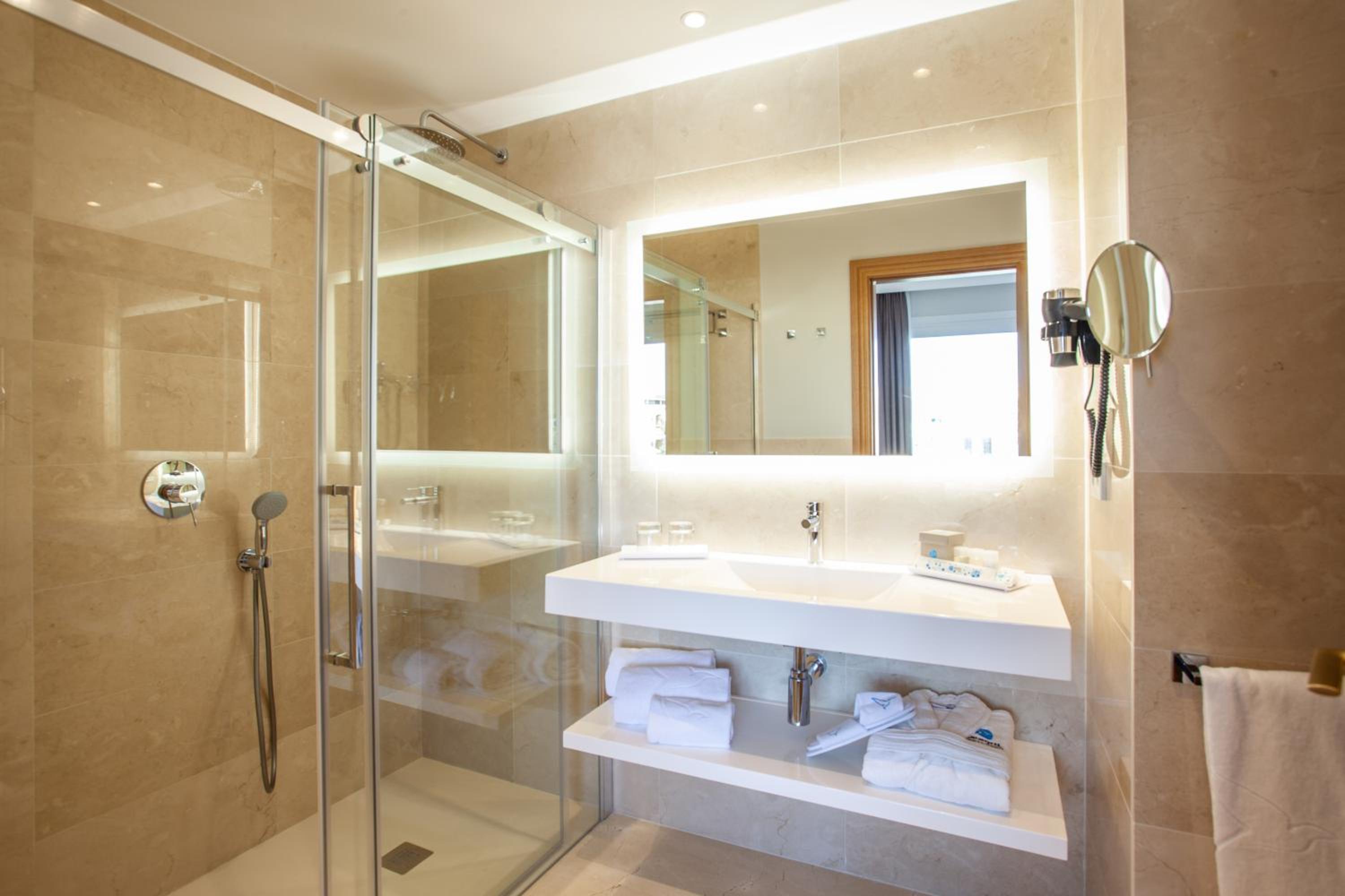 Junior Suite with Pool View (2 Adults) - Photo 5