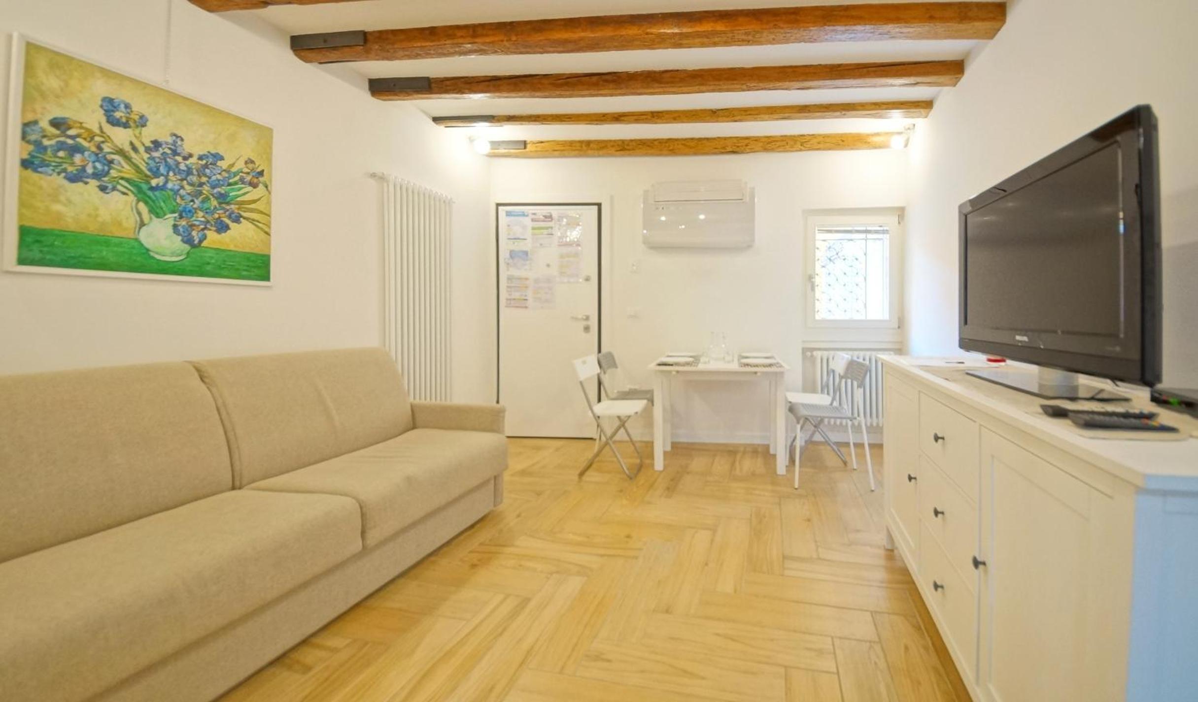 Apartment photo 2