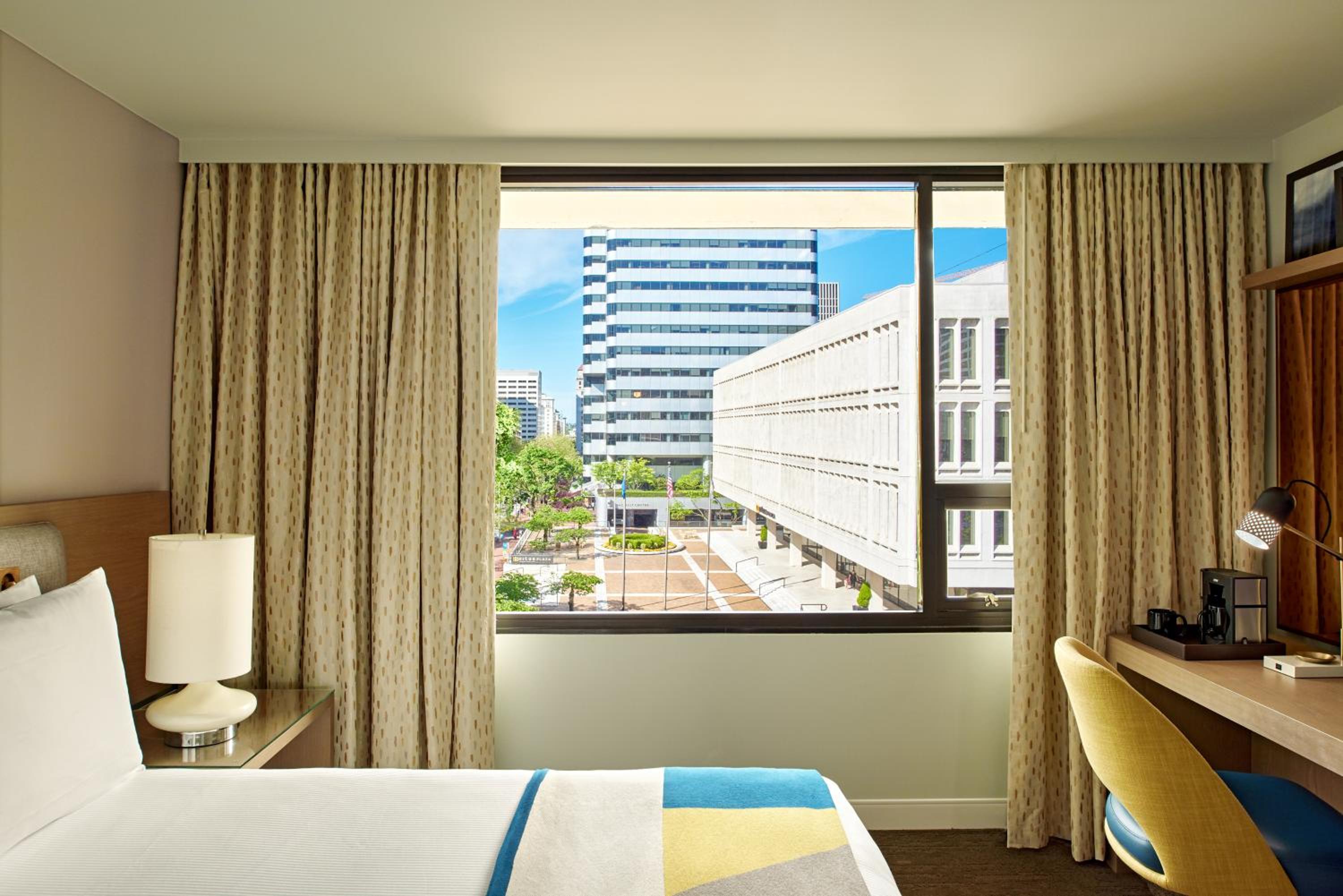 Deluxe King Room - Photo 4