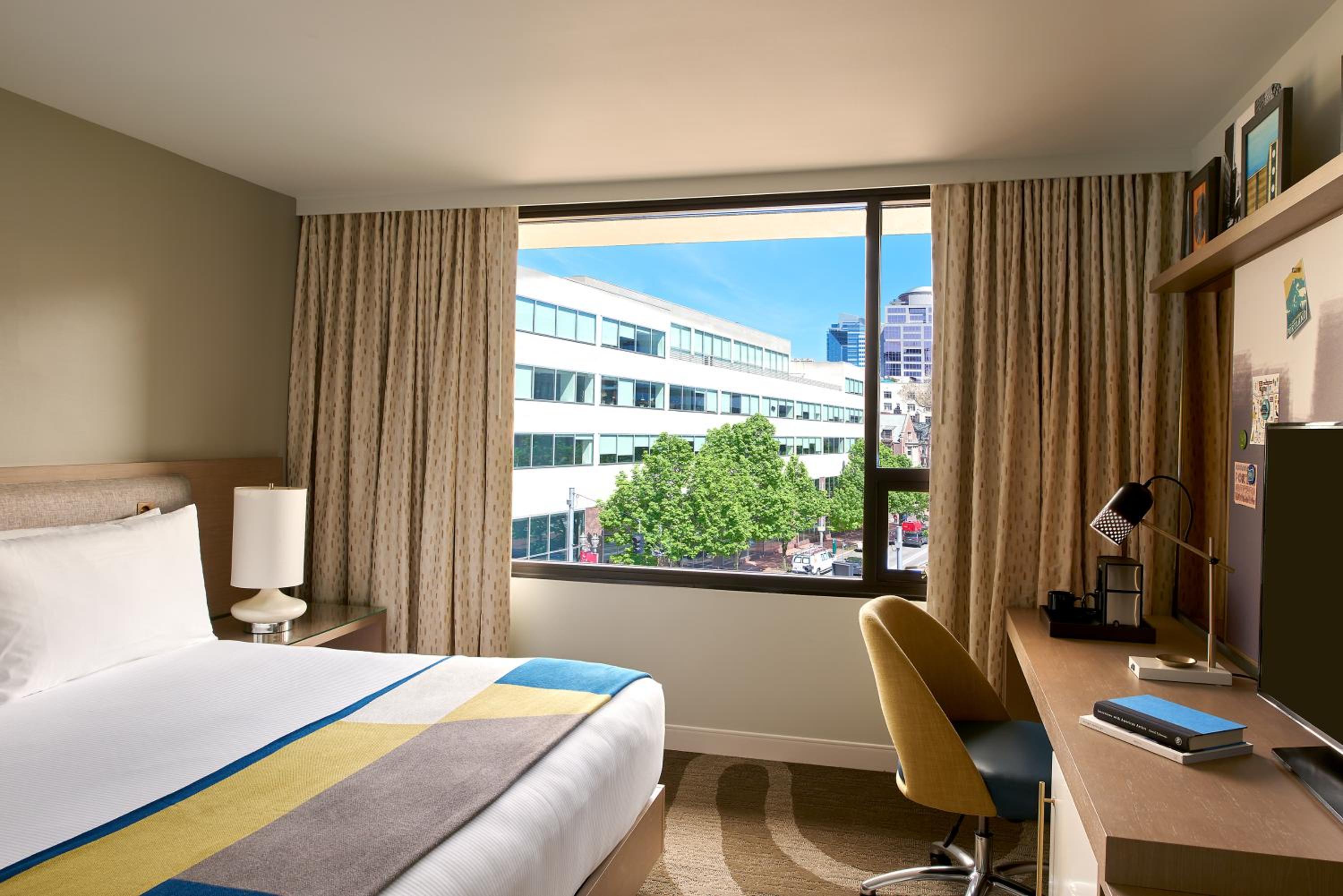 Deluxe King Room - Photo 5