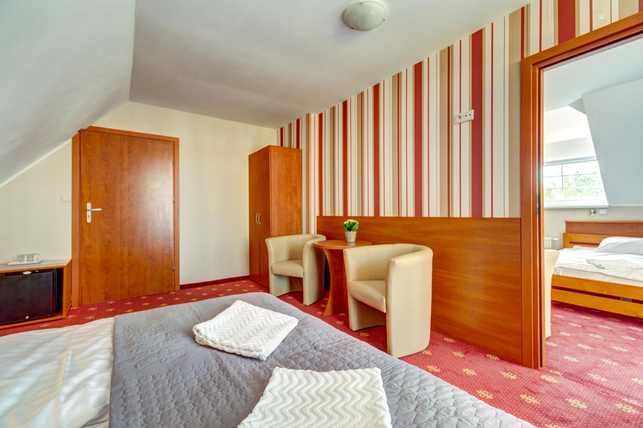 Family Room (6 Adults) photo 2
