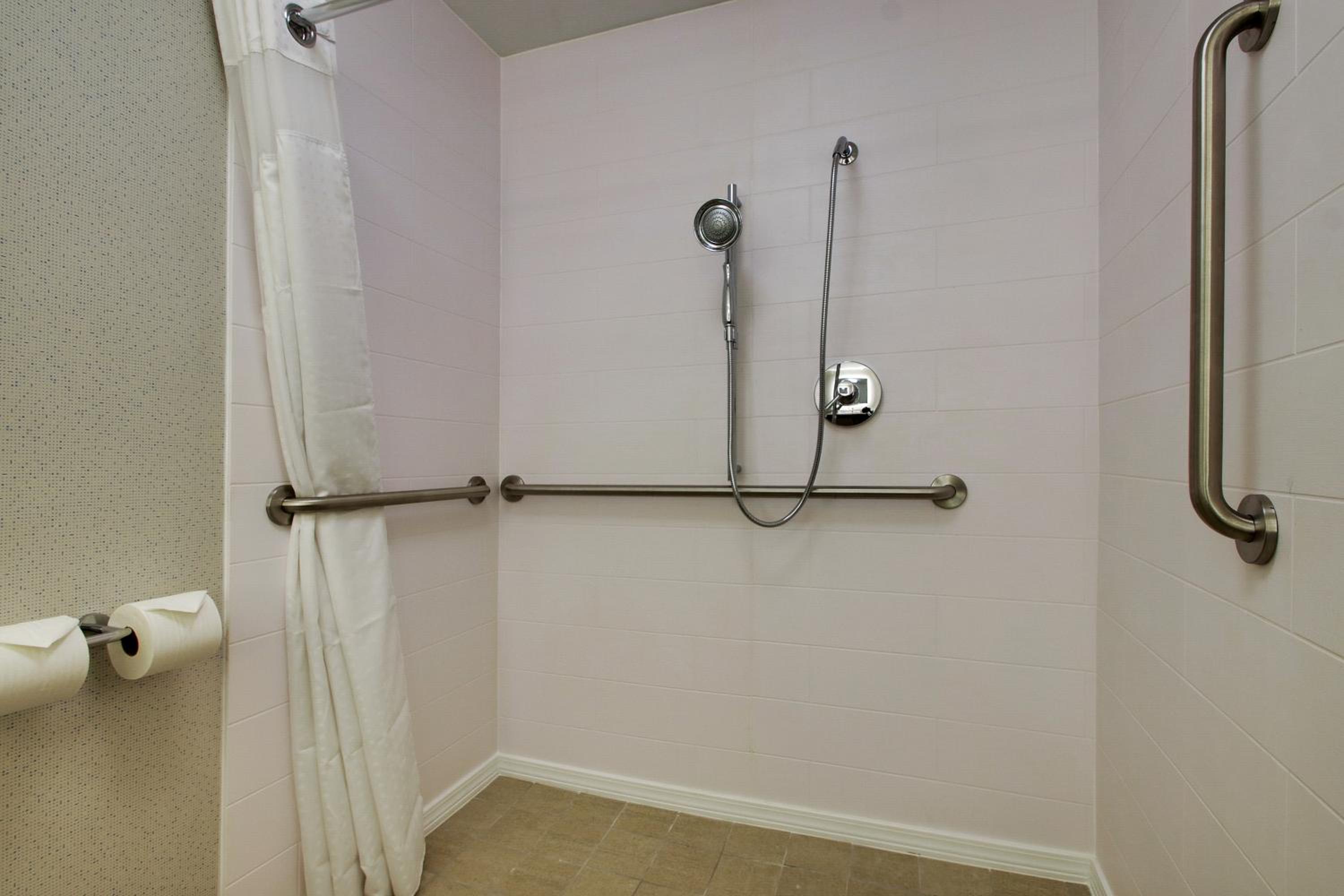Standard King Room with Roll-in Shower - Mobility Accessible - Photo 2